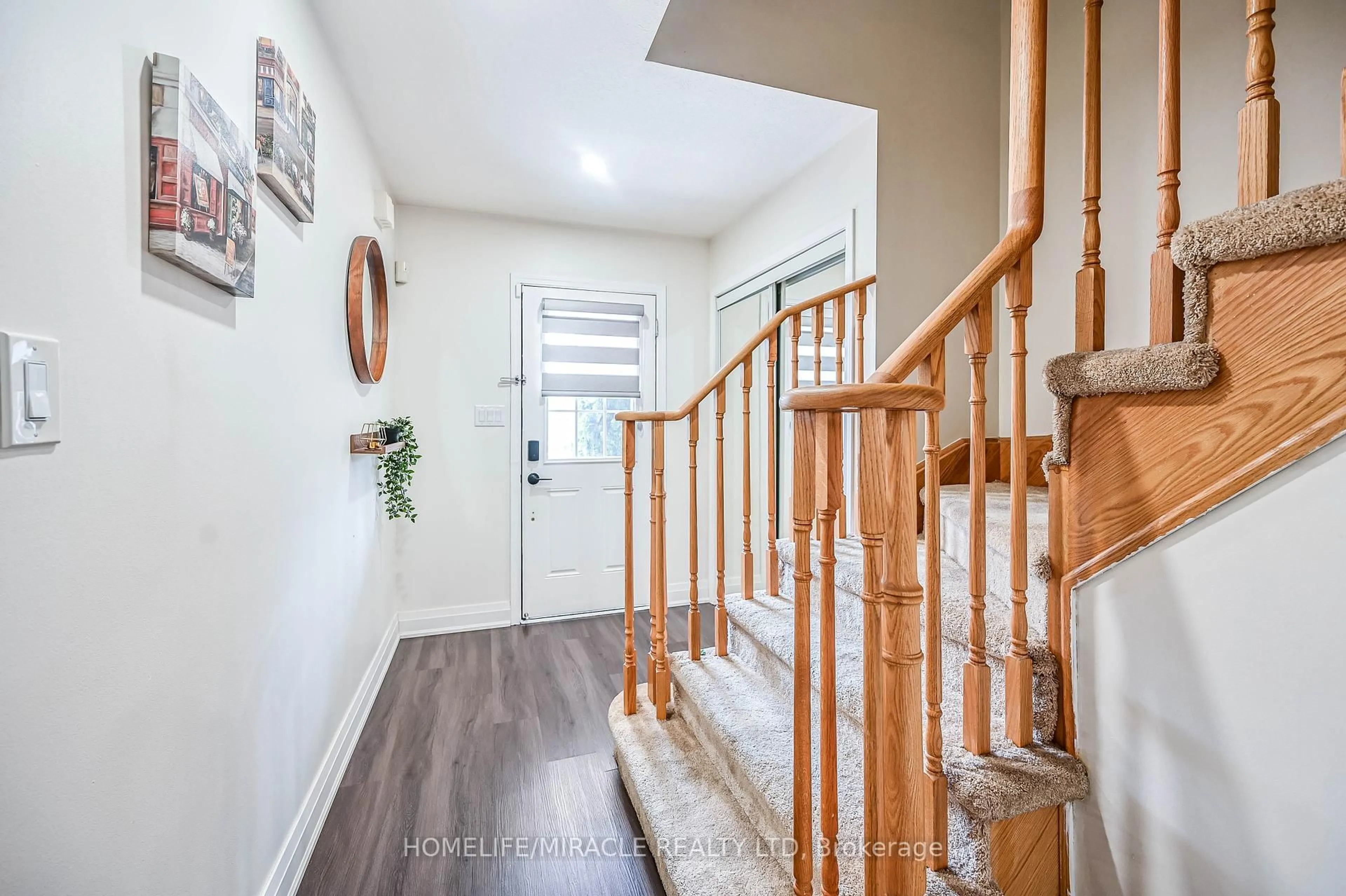 Indoor entryway for 39 Newport Cres, Hamilton Ontario L9A 0B2