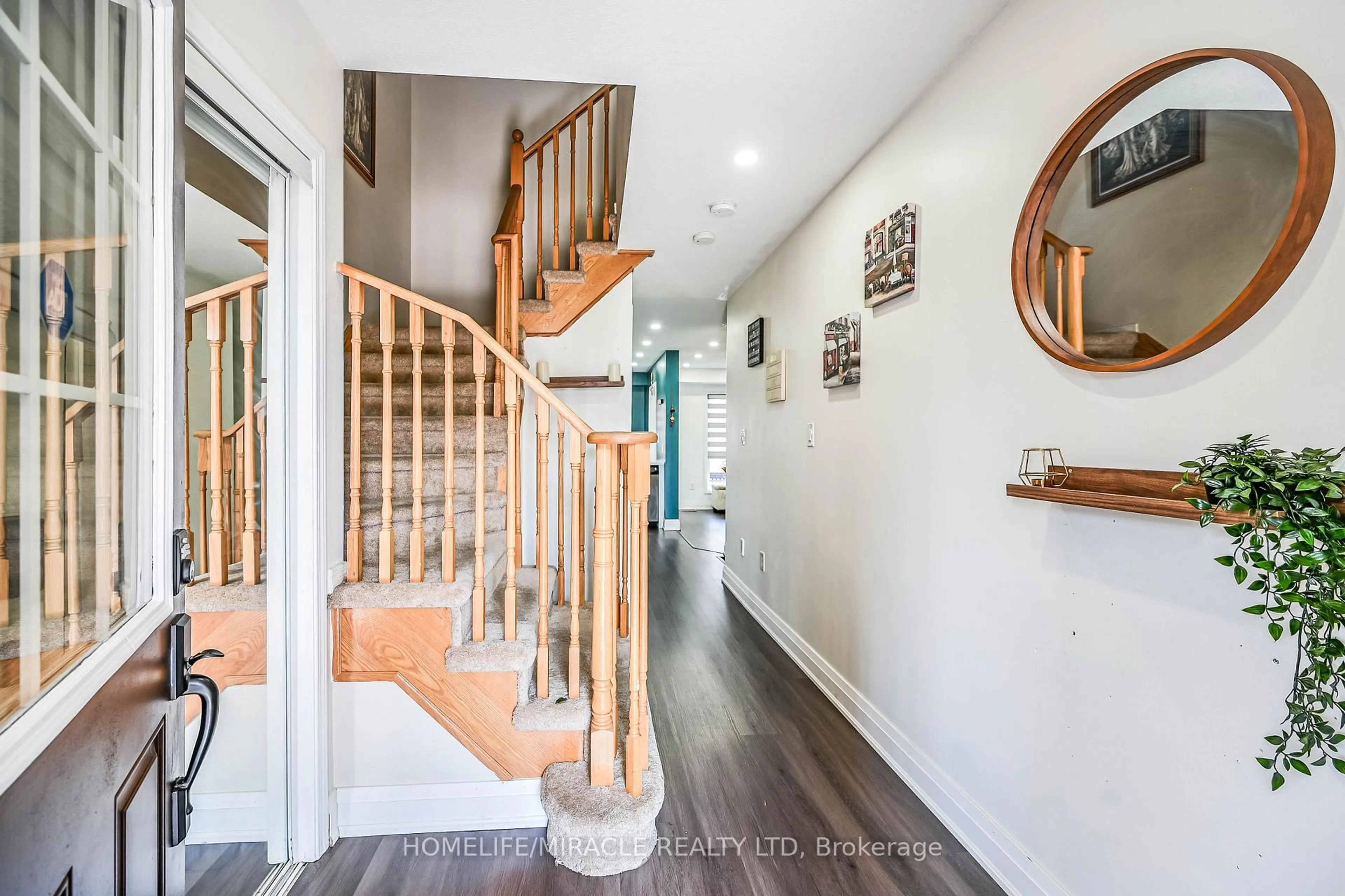 Indoor entryway for 39 Newport Cres, Hamilton Ontario L9A 0B2