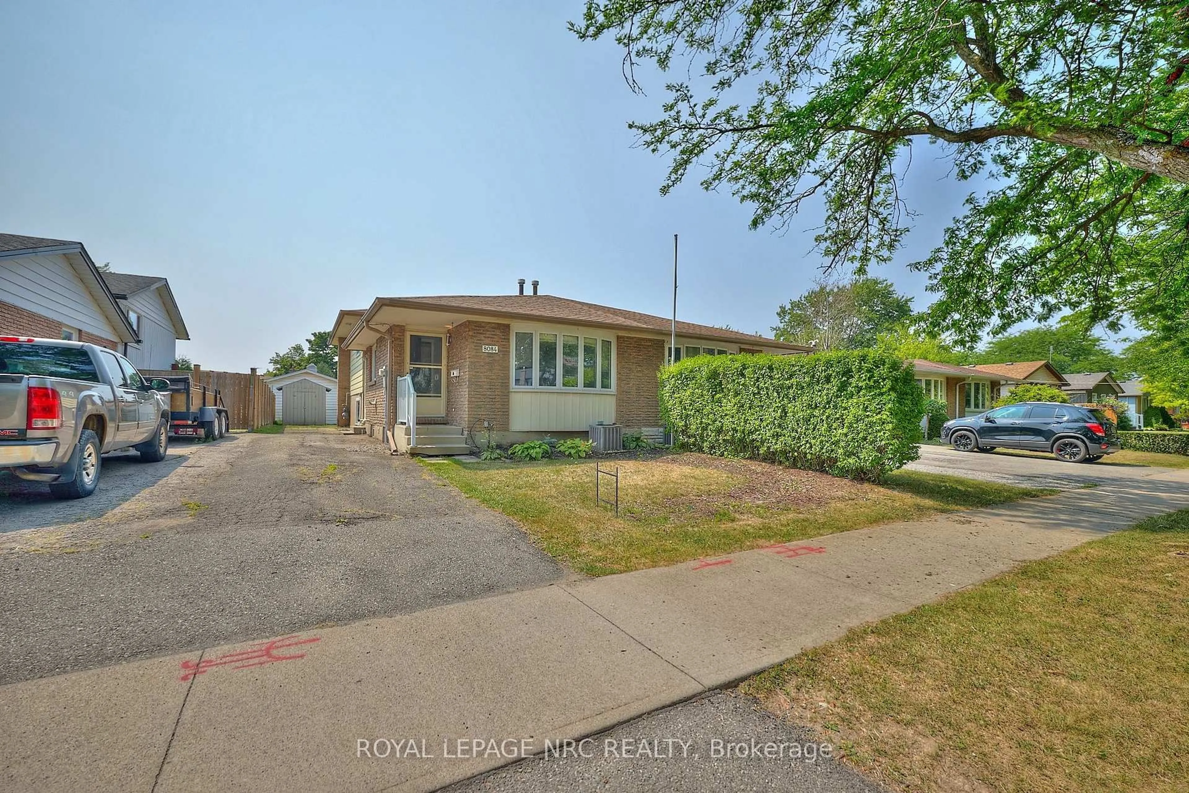 A pic from outside/outdoor area/front of a property/back of a property/a pic from drone, street for 8084 Aintree Dr, Niagara Falls Ontario L2H 1V7