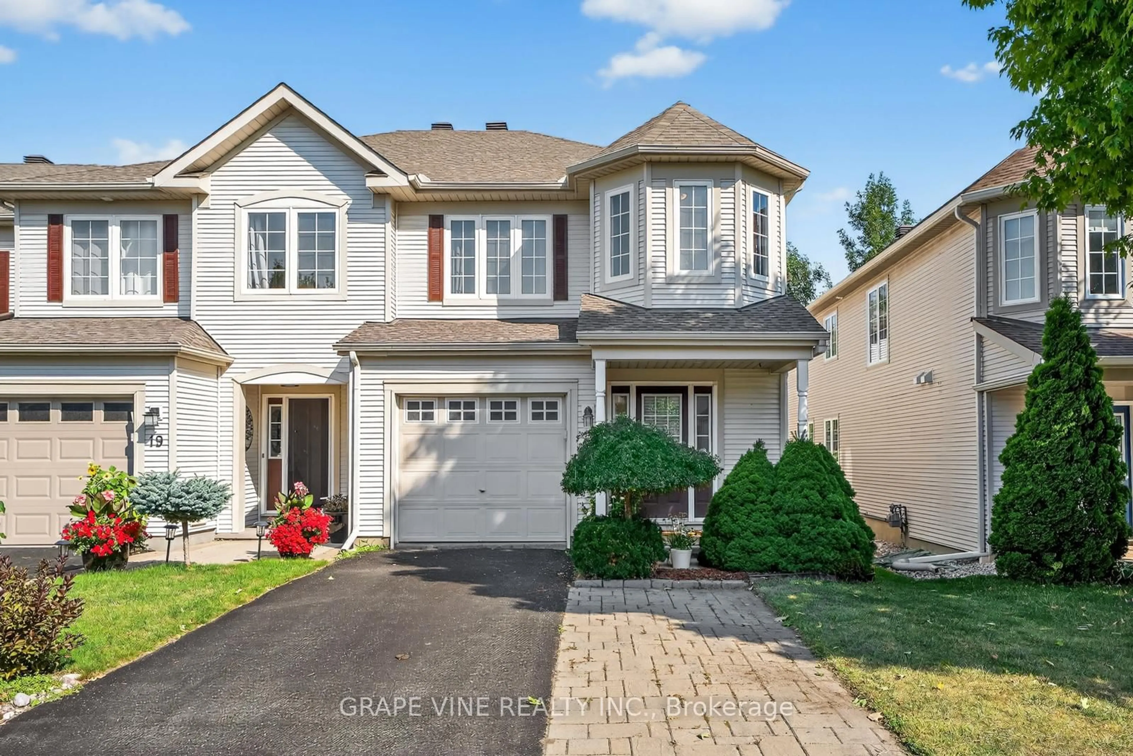 Home with vinyl exterior material, street for 21 Fieldberry Private, Ottawa Ontario K2J 5E8