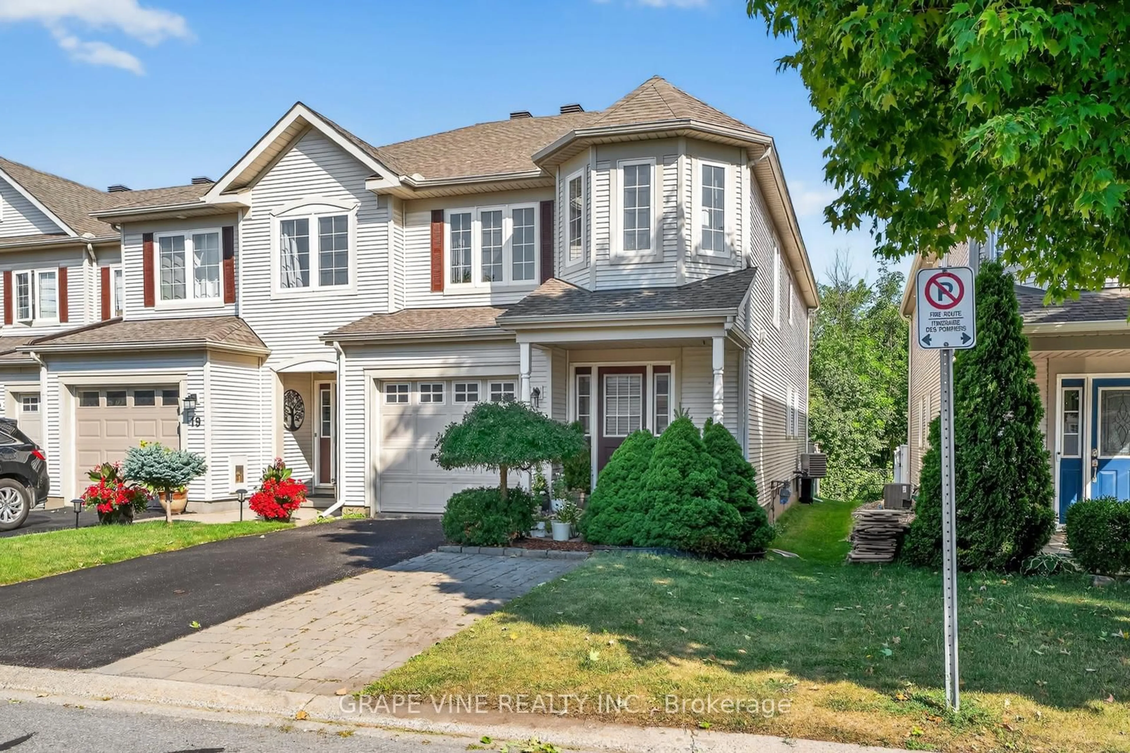 Home with vinyl exterior material, street for 21 Fieldberry Private, Ottawa Ontario K2J 5E8