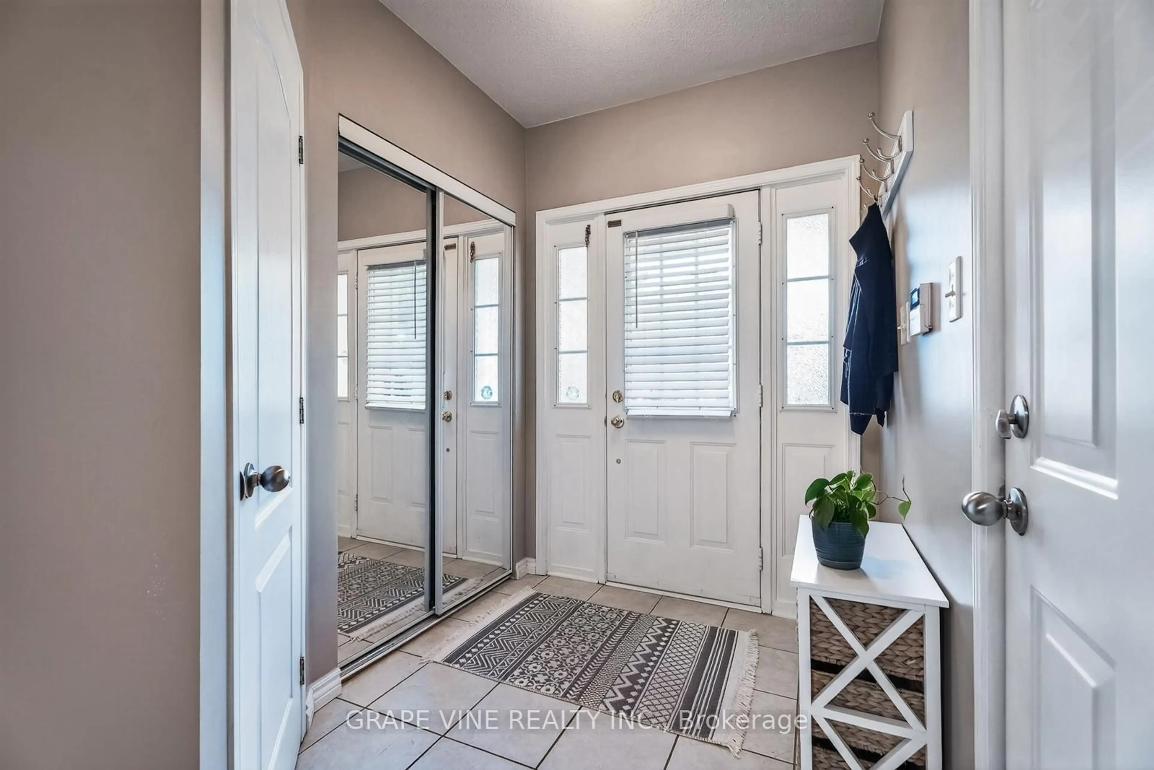 Indoor entryway for 21 Fieldberry Private, Ottawa Ontario K2J 5E8