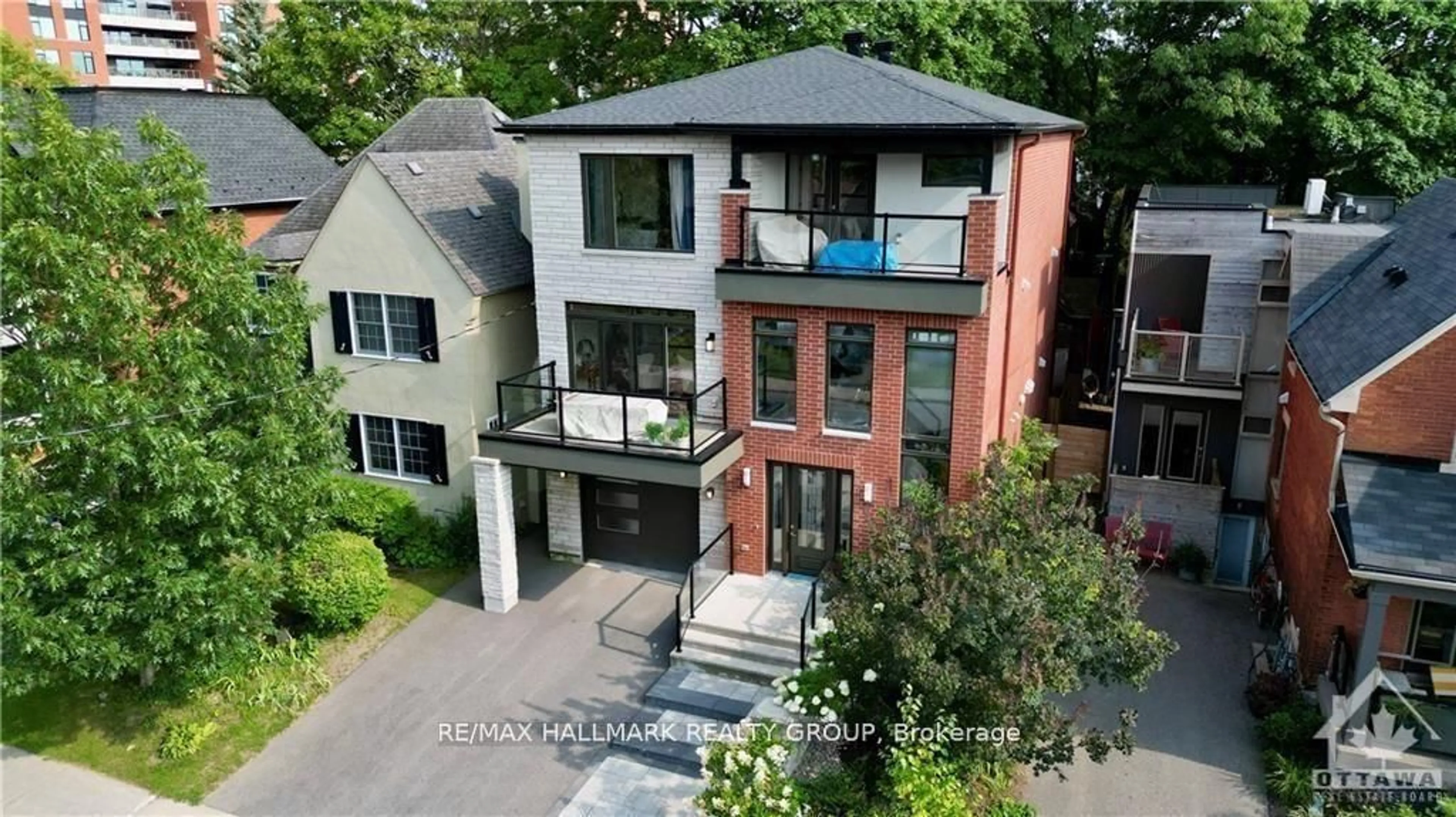 A pic from outside/outdoor area/front of a property/back of a property/a pic from drone, street for 14 THORNTON Ave, Ottawa Ontario K1S 2R9