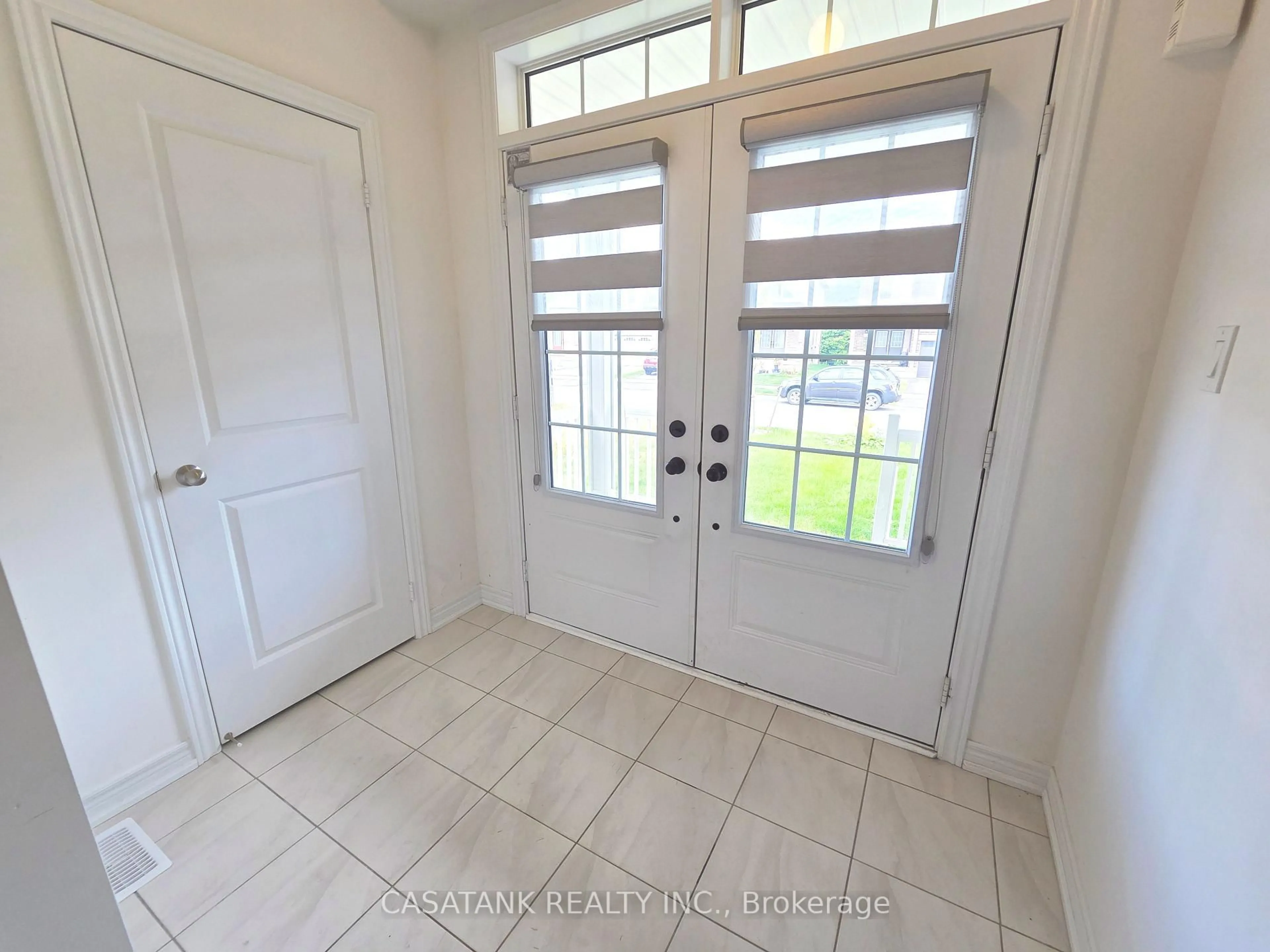 Indoor entryway for 372 Leanne Lane, Shelburne Ontario L9V 3Y6