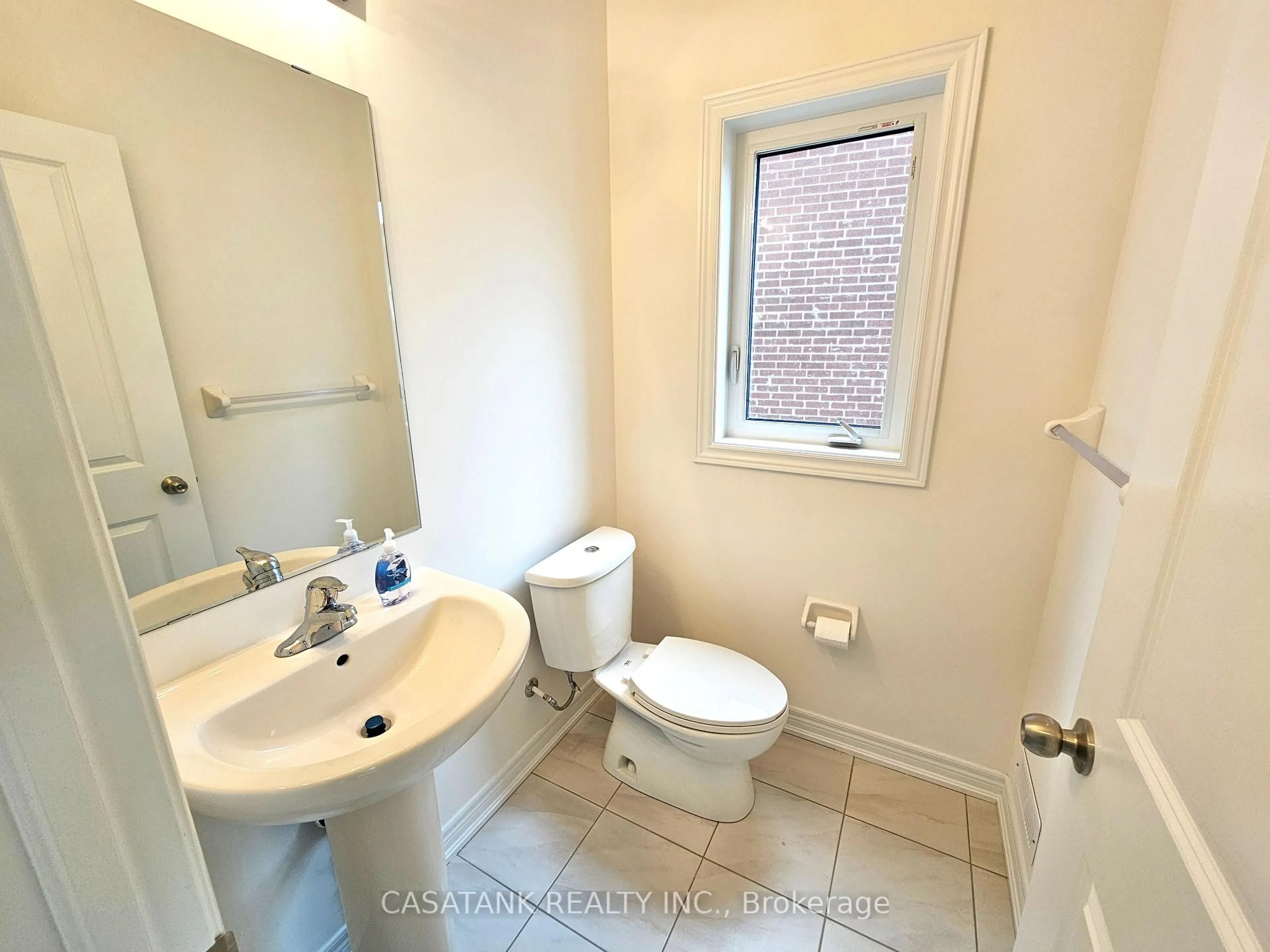 Standard bathroom, ceramic/tile floor for 372 Leanne Lane, Shelburne Ontario L9V 3Y6