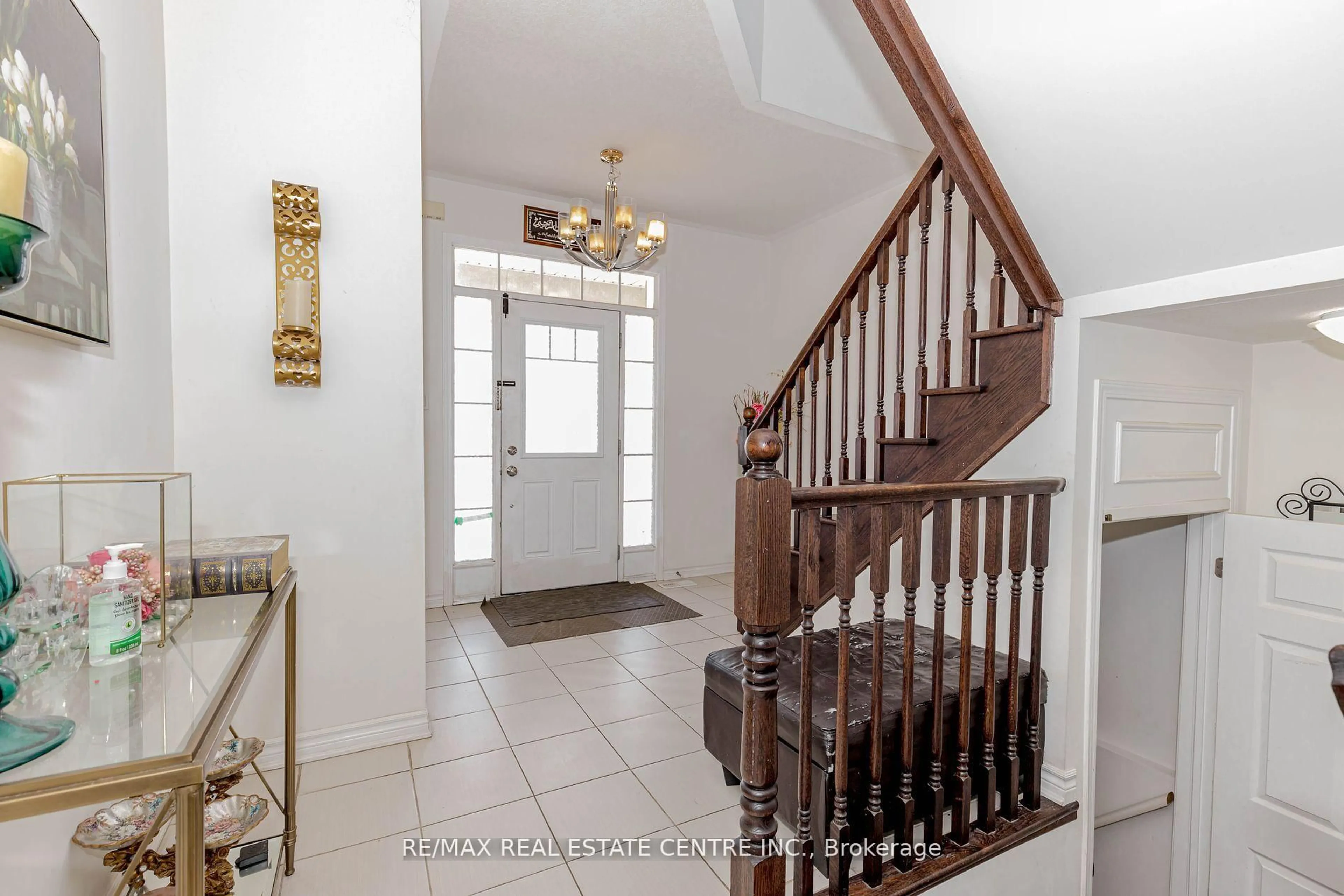 Indoor entryway for 340 Shady Glen Cres, Kitchener Ontario N2R 0J8