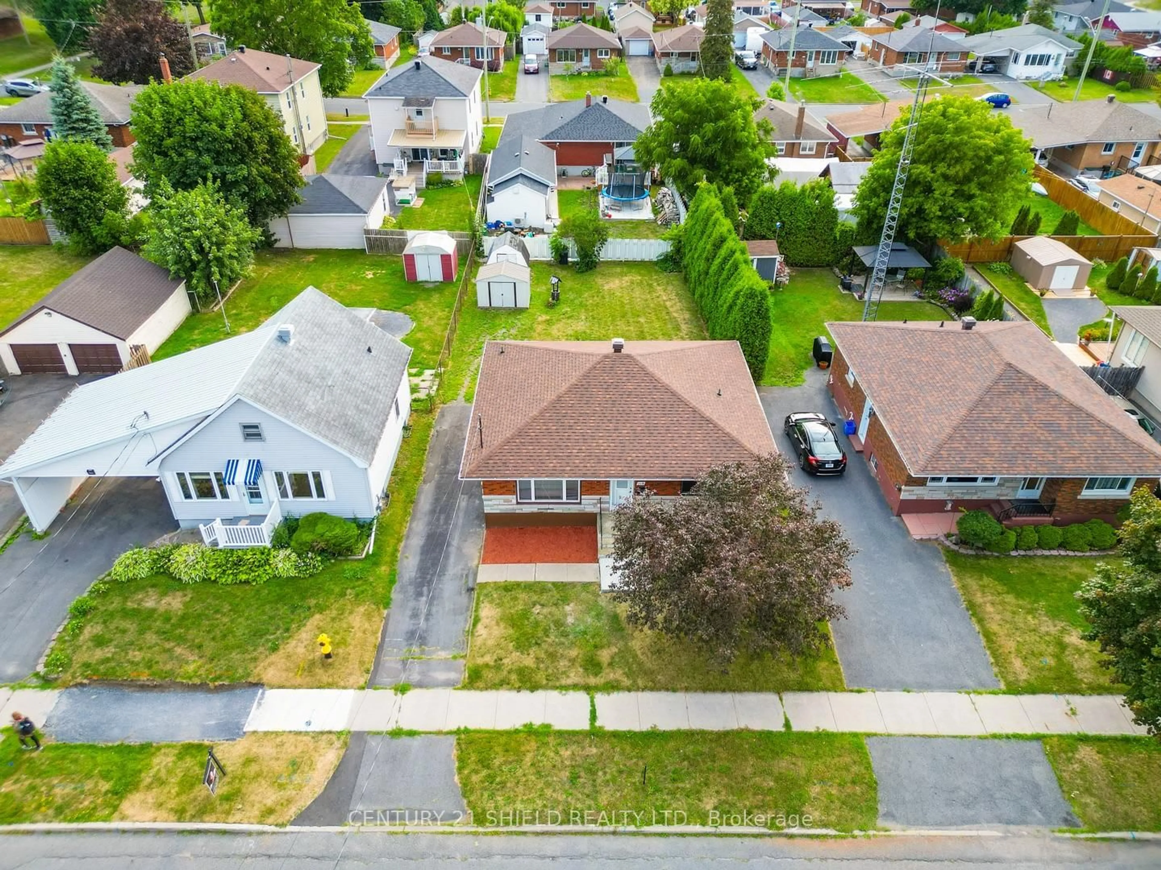 A pic from outside/outdoor area/front of a property/back of a property/a pic from drone, street for 119 Anthony St, Cornwall Ontario K6H 5J9