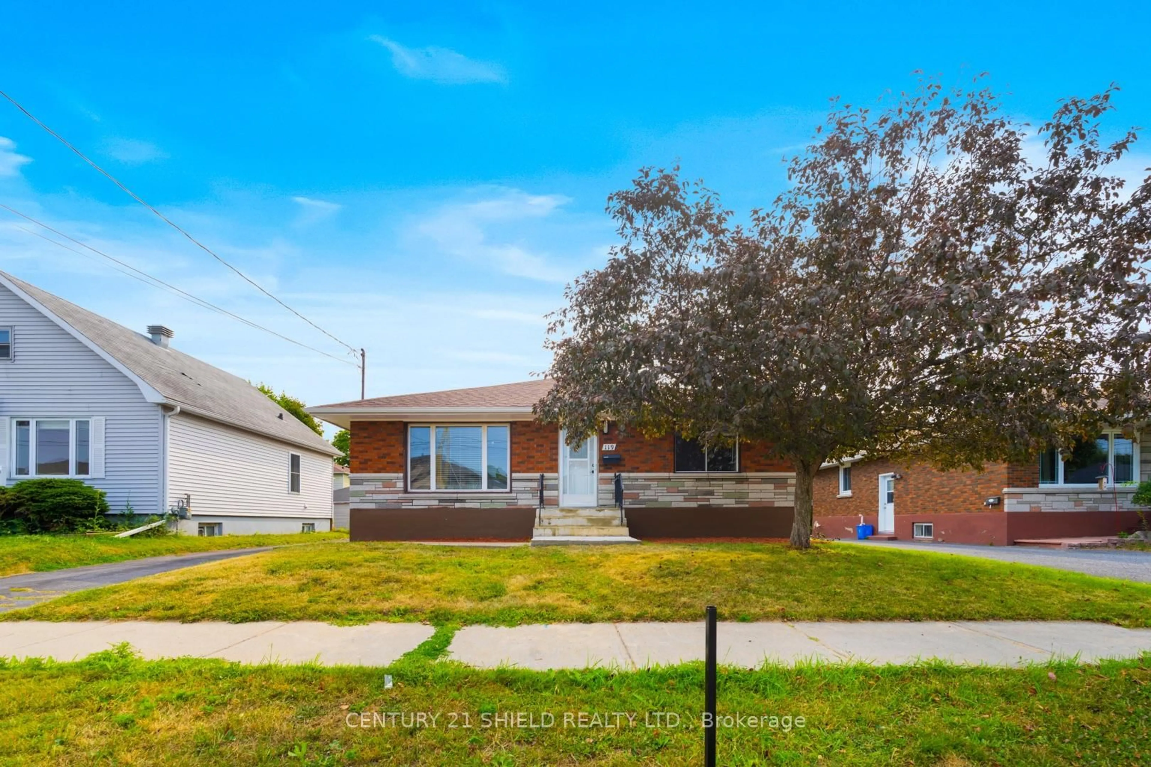 A pic from outside/outdoor area/front of a property/back of a property/a pic from drone, street for 119 Anthony St, Cornwall Ontario K6H 5J9