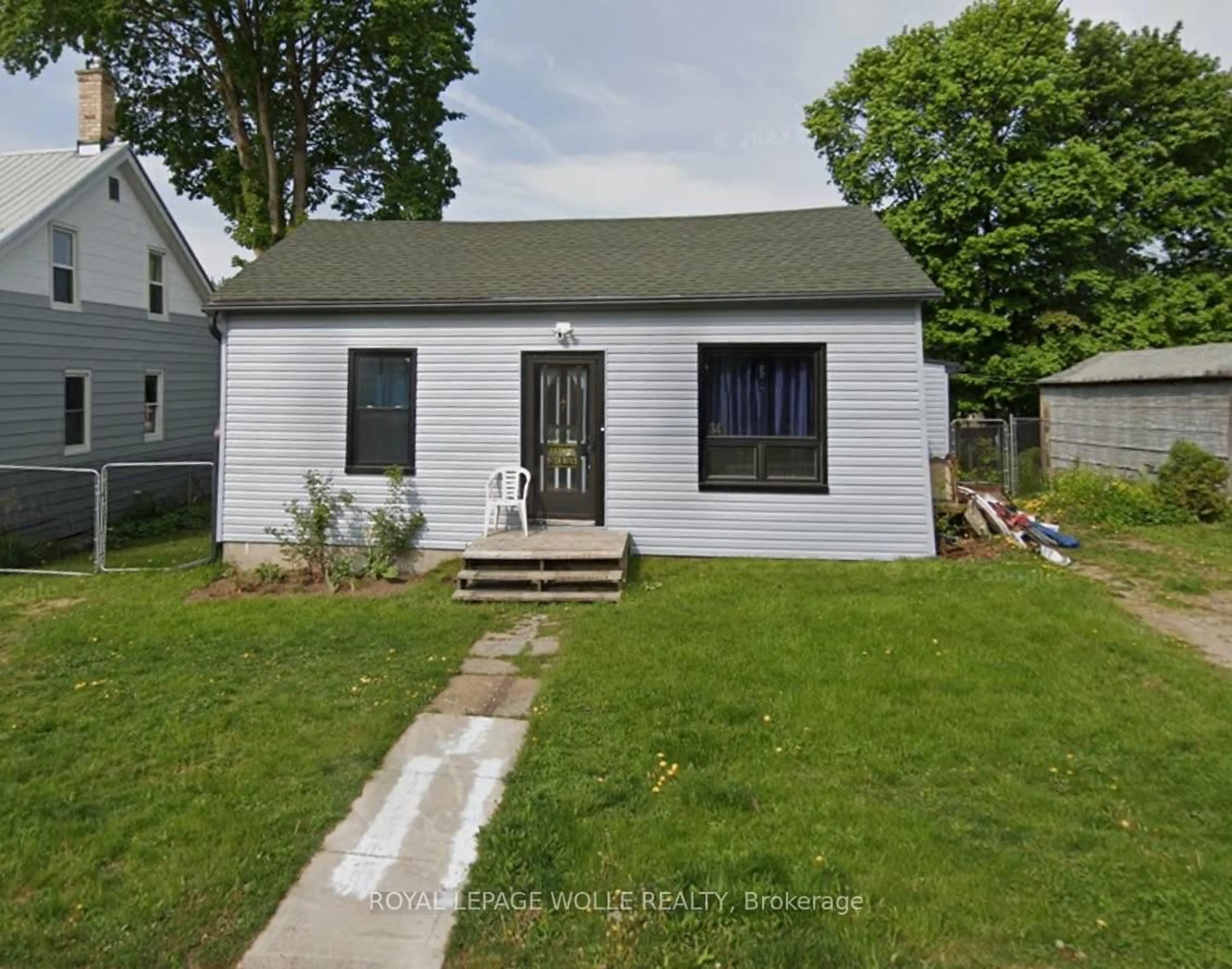 A pic from outside/outdoor area/front of a property/back of a property/a pic from drone, street for 34 Centre St, Woodstock Ontario N4S 3X7