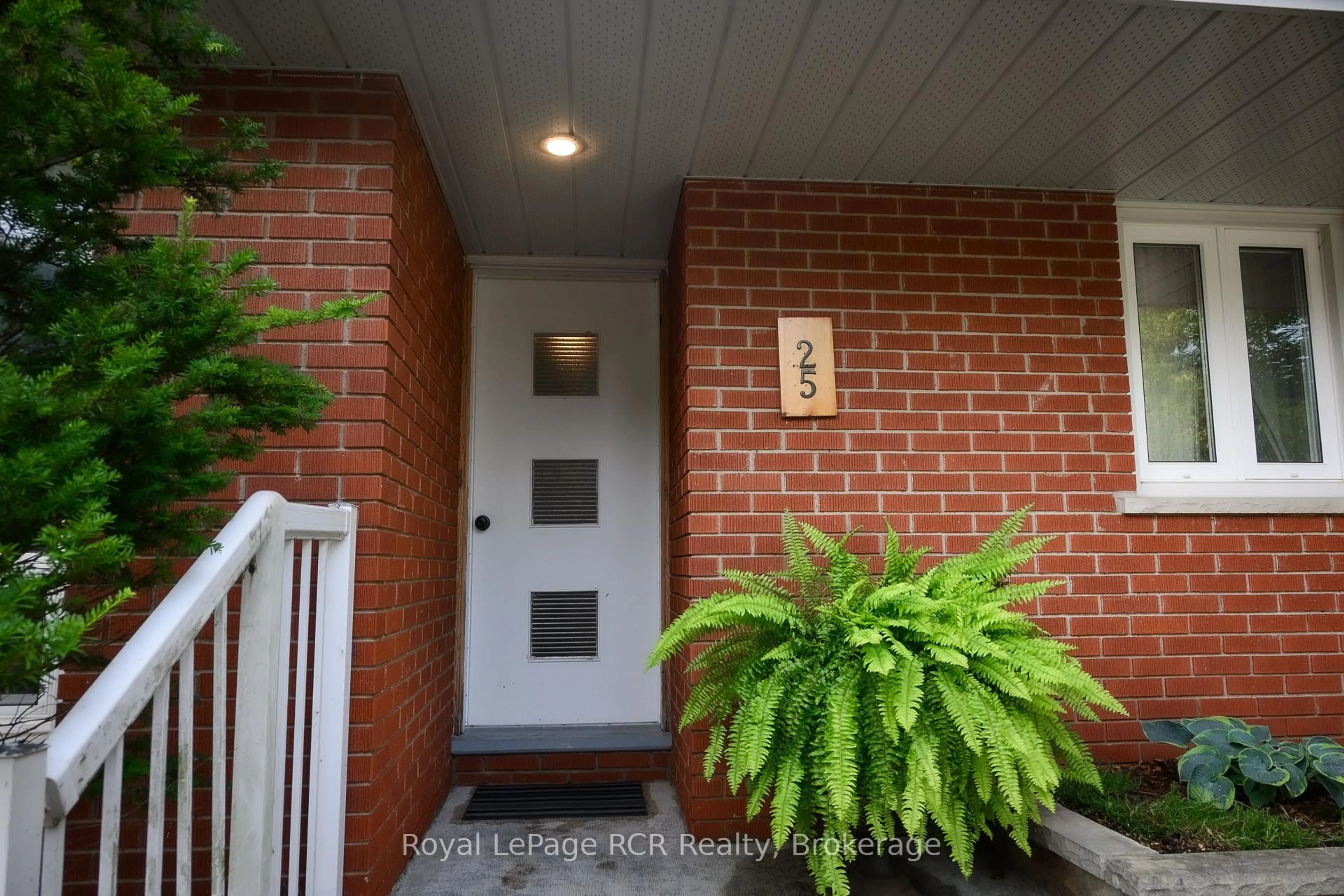 Indoor entryway for 25 Margaret St, Meaford Ontario N4L 1P8