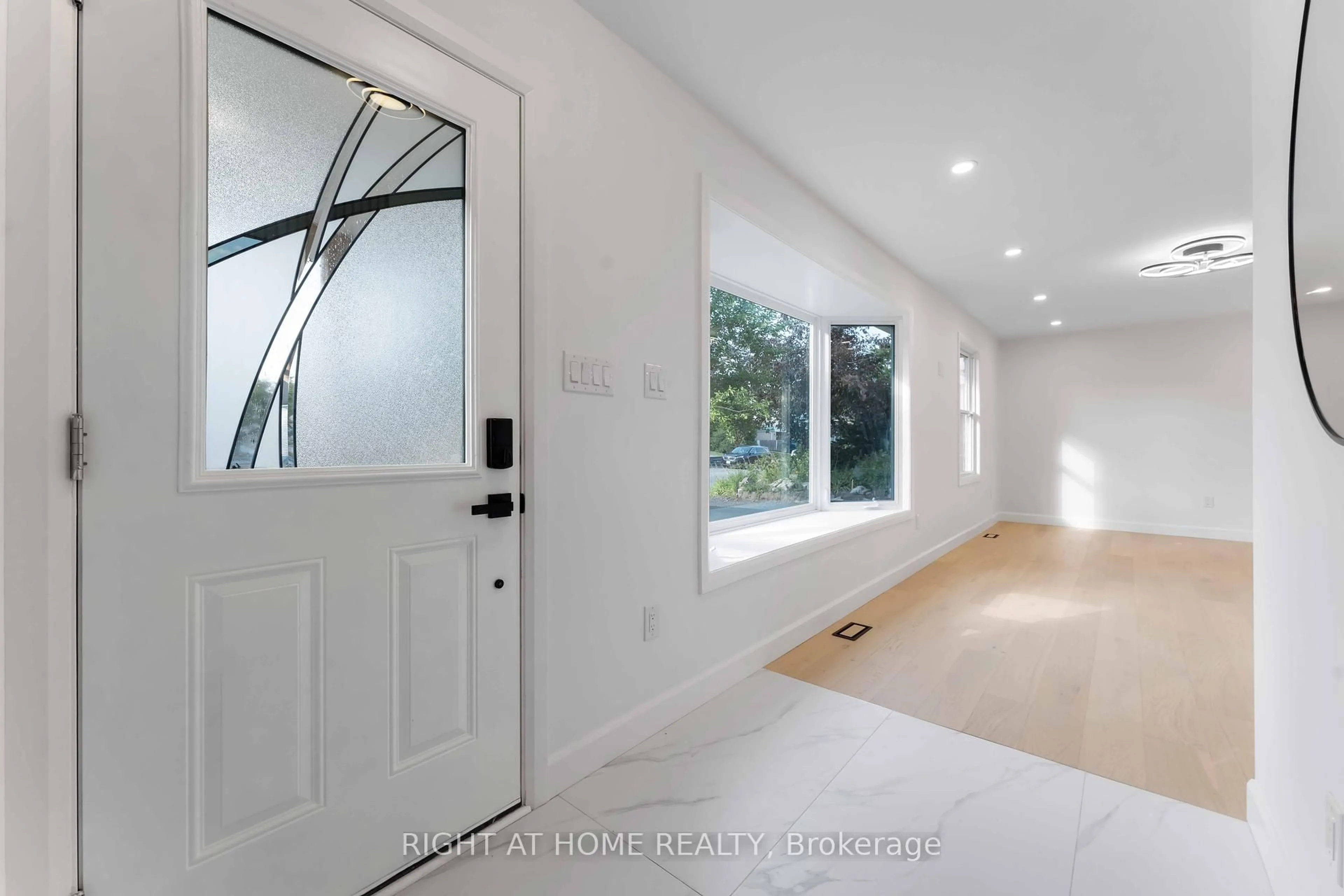 Indoor entryway for 2700 Priscilla St, Ottawa Ontario K2B 7E2