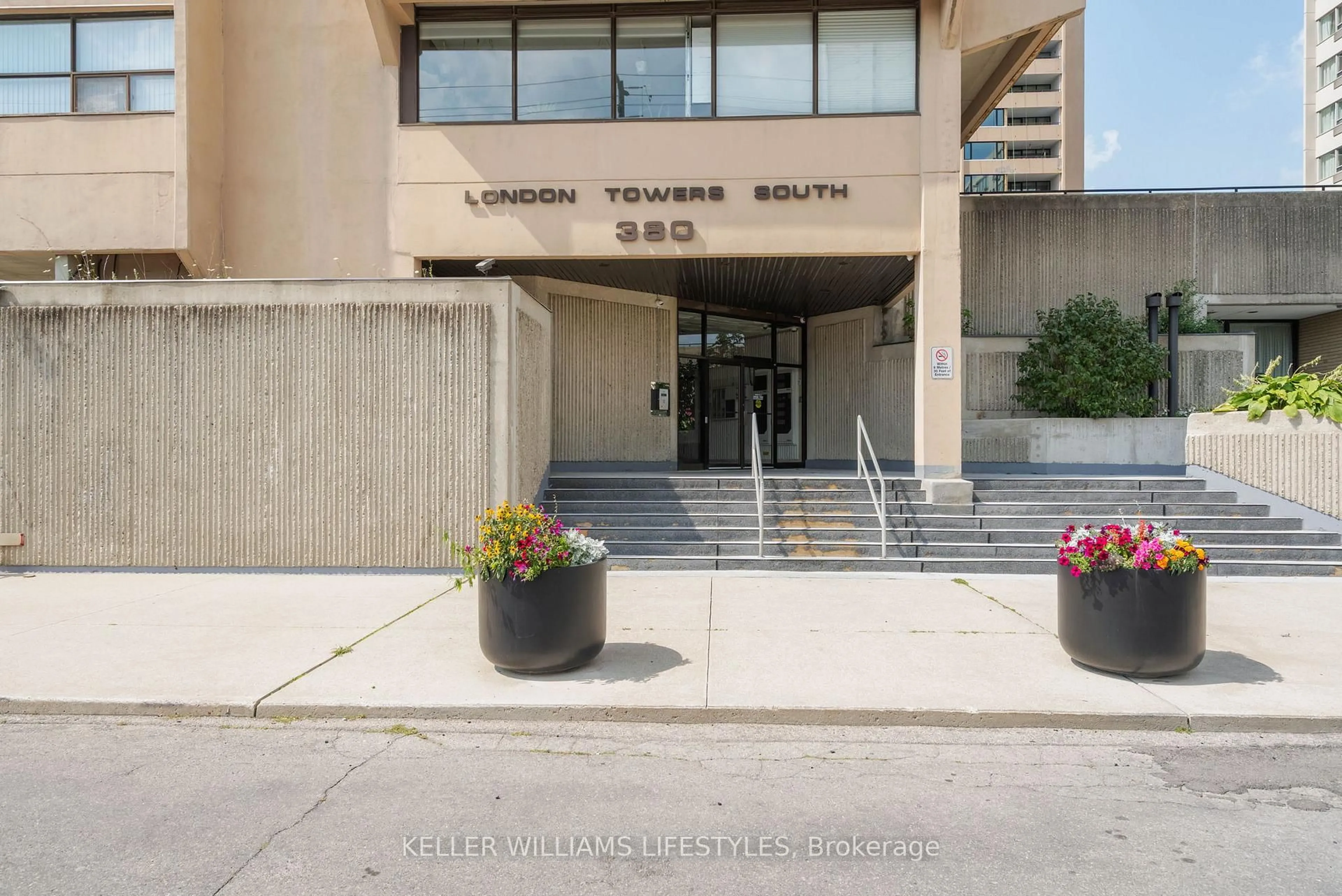 Indoor foyer for 380 King St #605, London East Ontario N6B 3L6