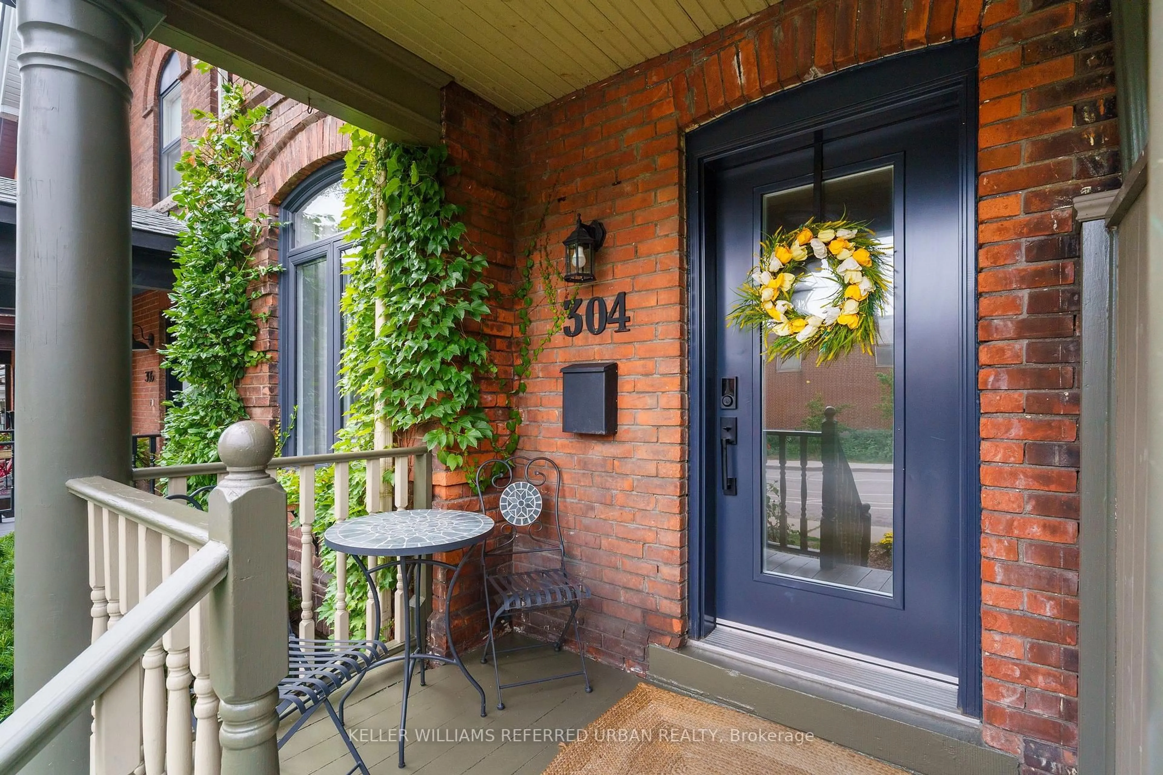Indoor entryway for 304 Herkimer St, Hamilton Ontario L8P 2J1