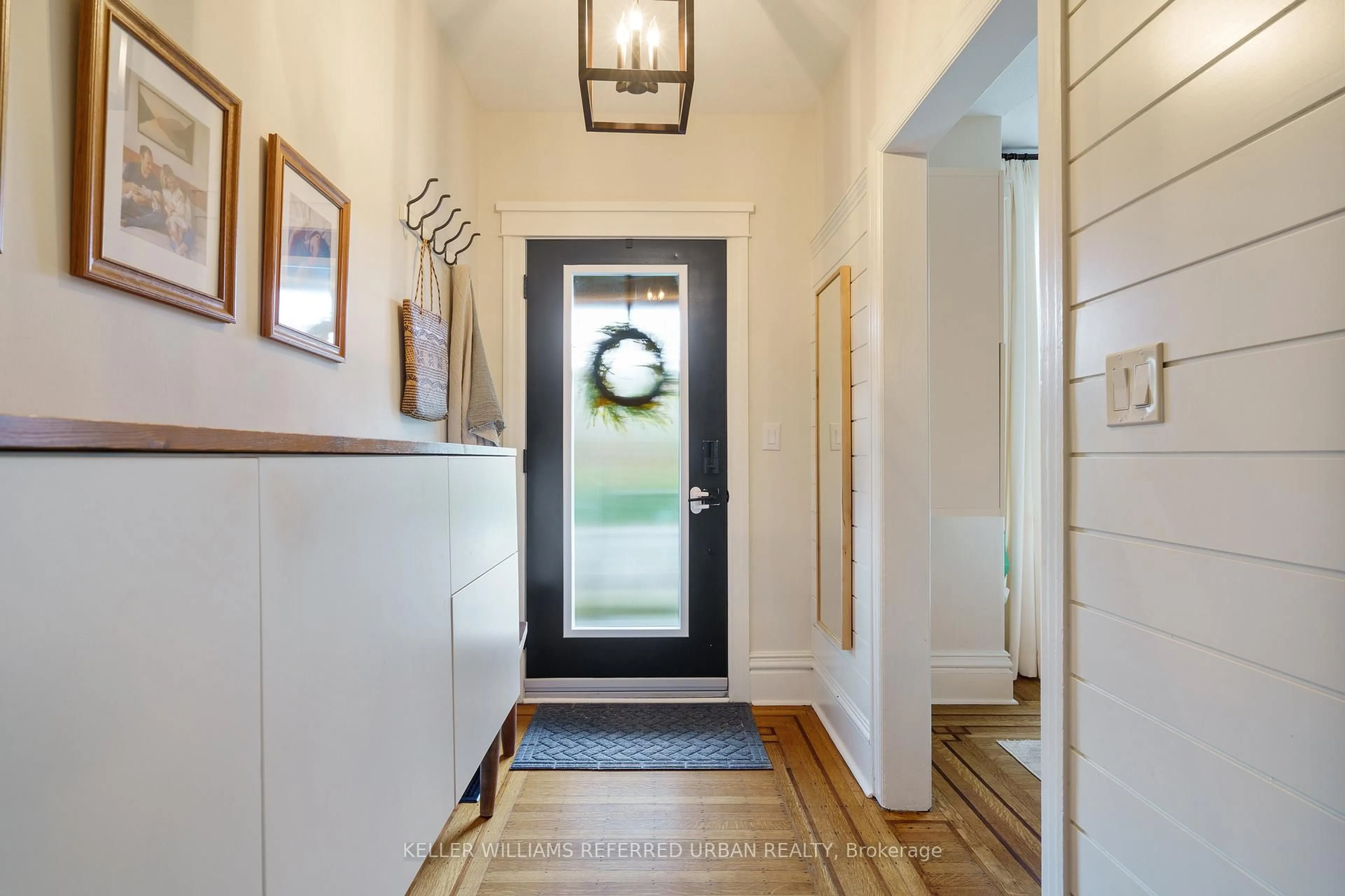 Indoor entryway for 304 Herkimer St, Hamilton Ontario L8P 2J1