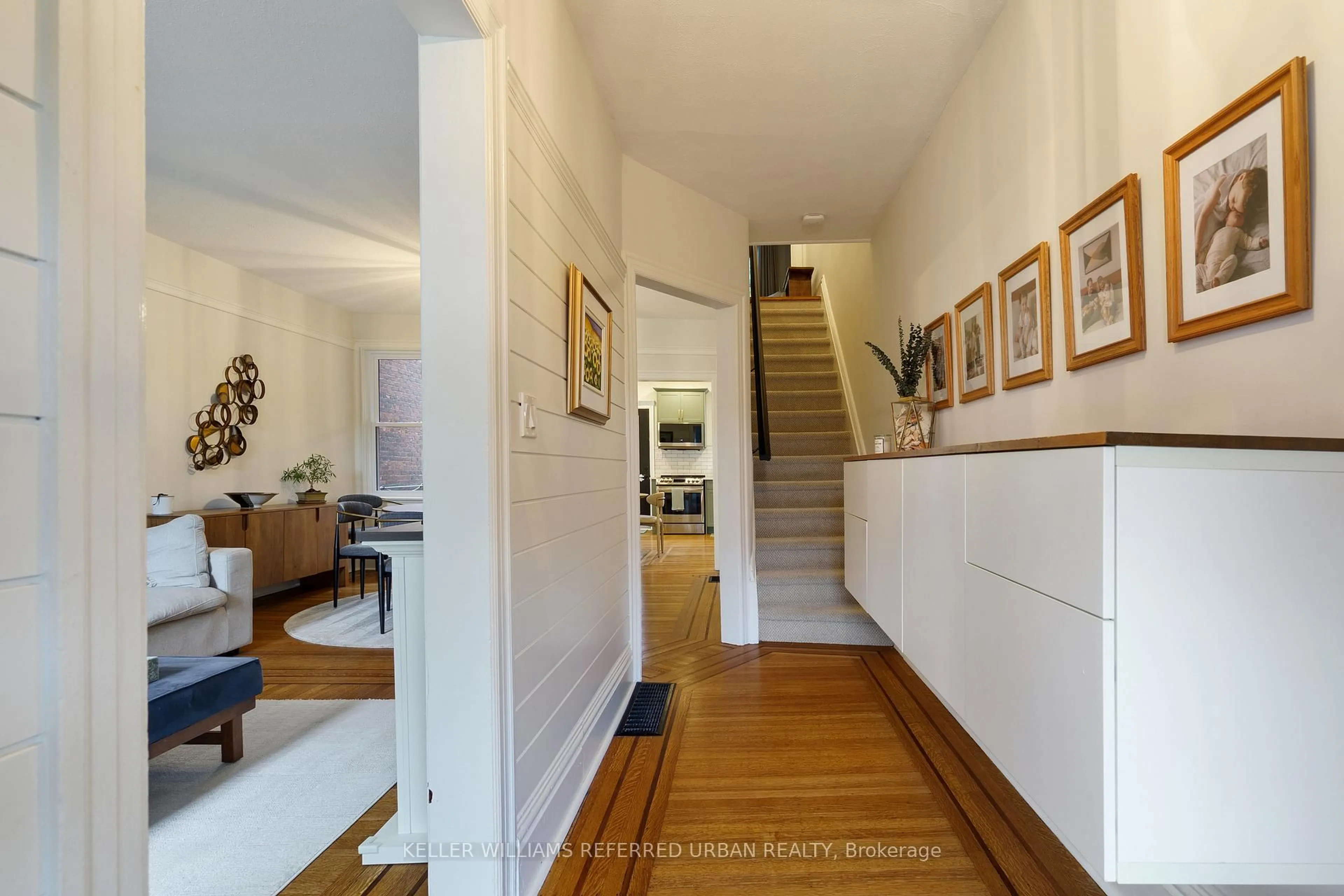 Indoor foyer for 304 Herkimer St, Hamilton Ontario L8P 2J1