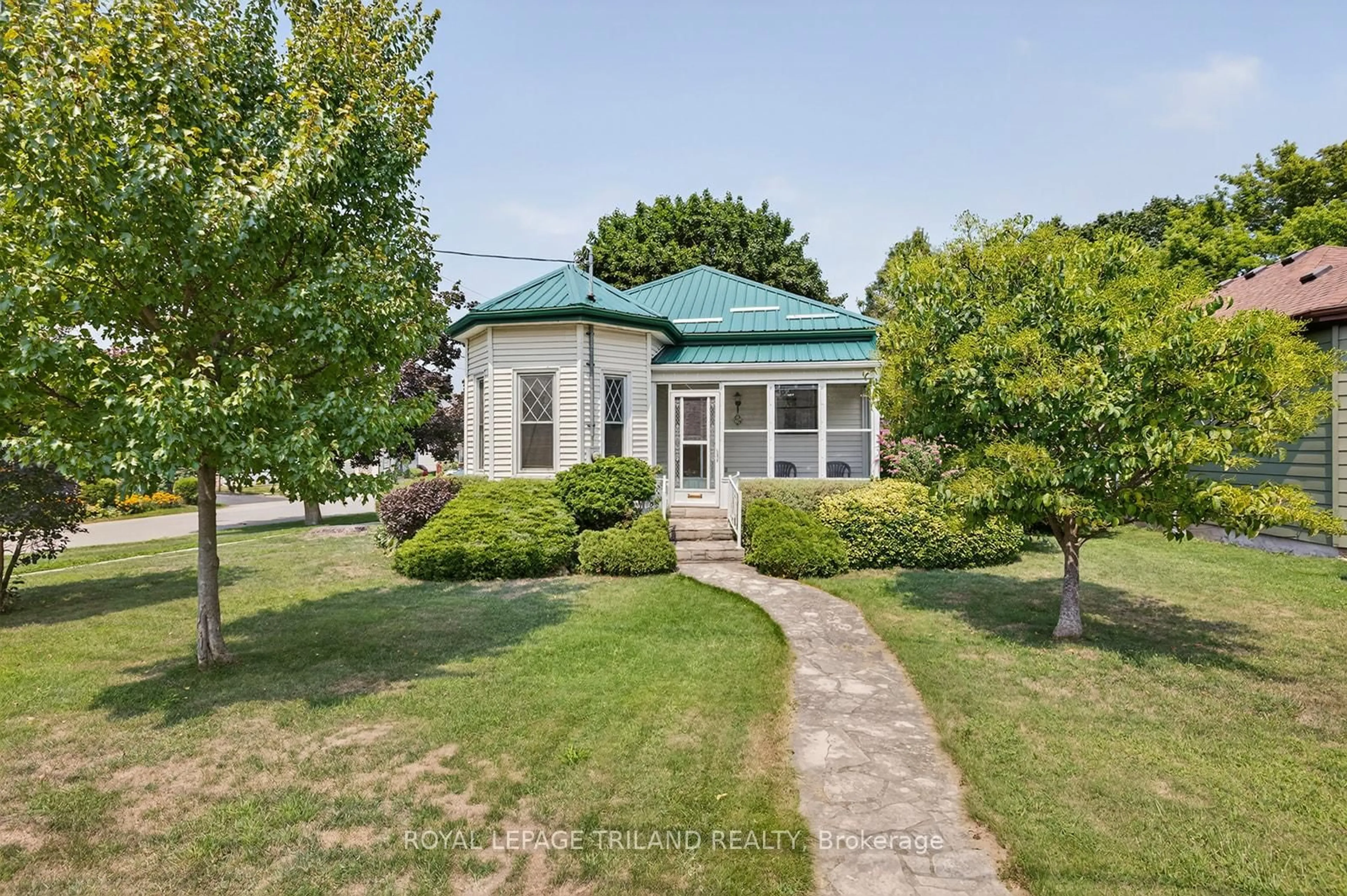 A pic from outside/outdoor area/front of a property/back of a property/a pic from drone, street for 53 Chester St, St. Thomas Ontario N5R 1V4
