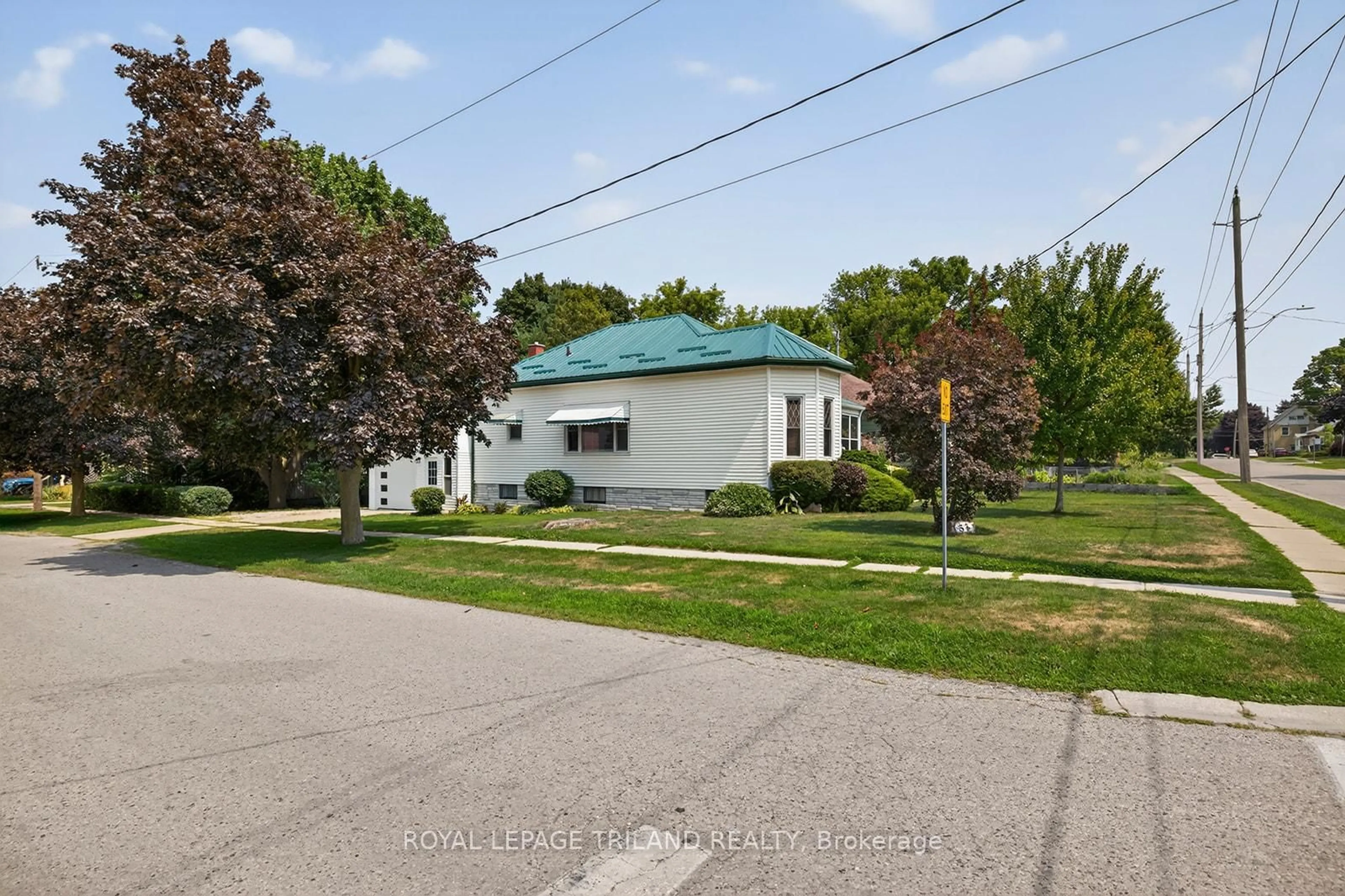 A pic from outside/outdoor area/front of a property/back of a property/a pic from drone, street for 53 Chester St, St. Thomas Ontario N5R 1V4
