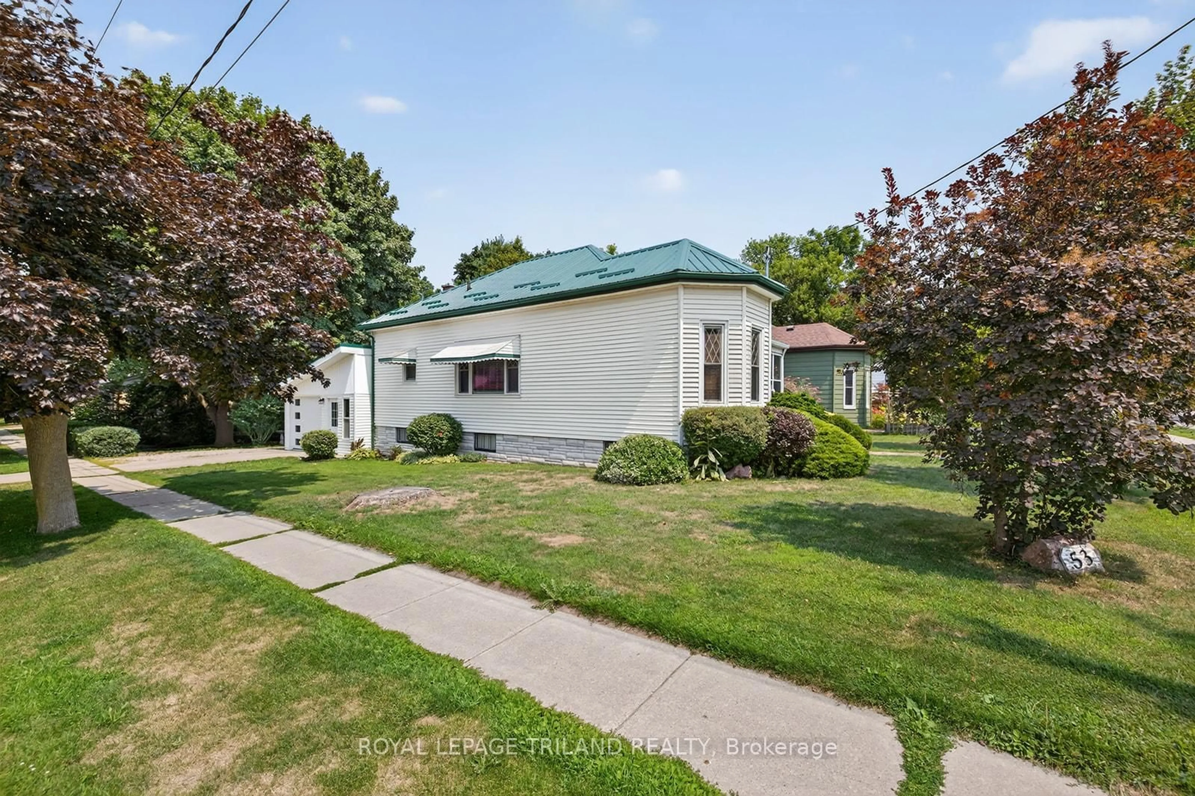 A pic from outside/outdoor area/front of a property/back of a property/a pic from drone, street for 53 Chester St, St. Thomas Ontario N5R 1V4