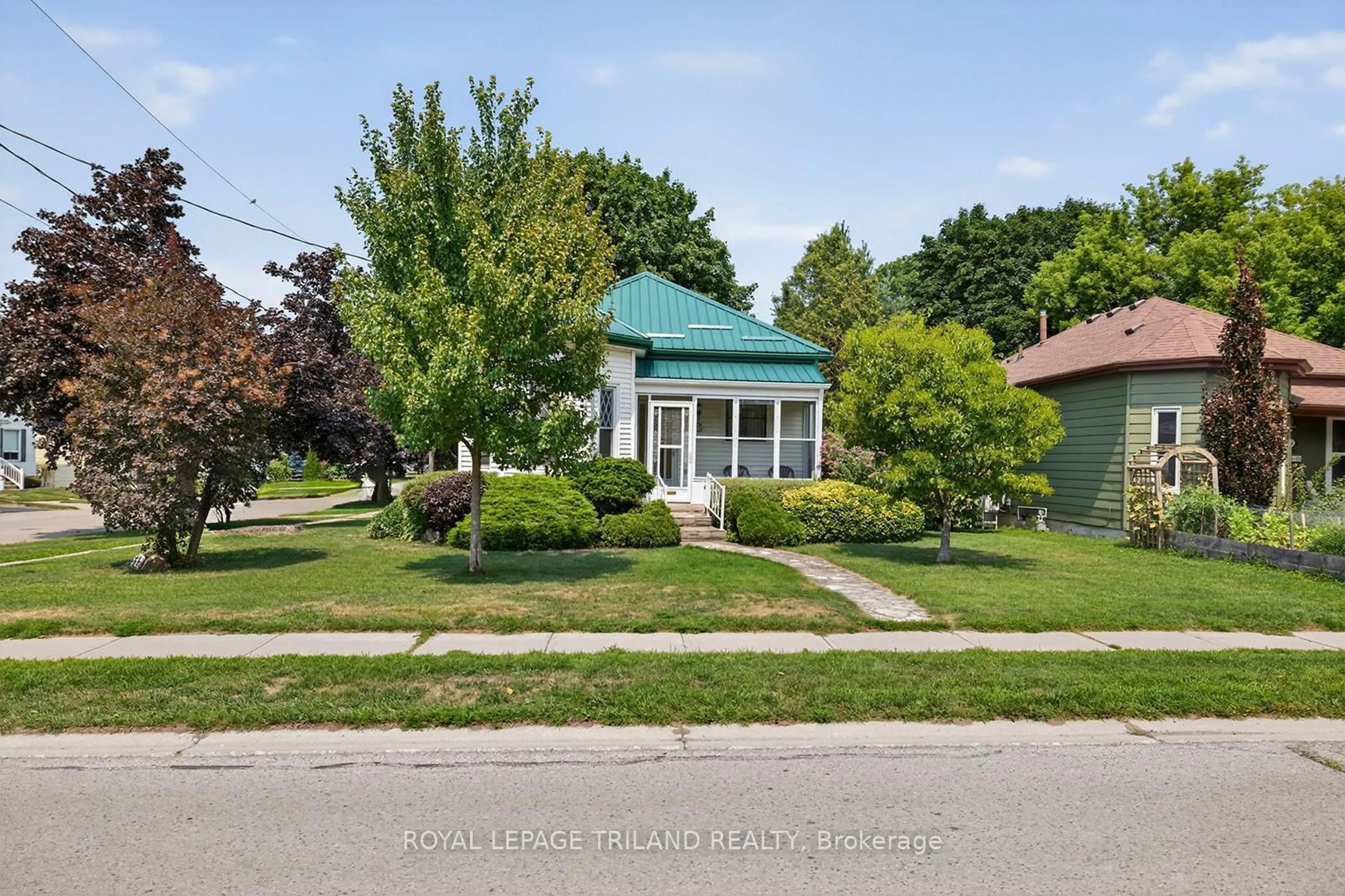 A pic from outside/outdoor area/front of a property/back of a property/a pic from drone, street for 53 Chester St, St. Thomas Ontario N5R 1V4