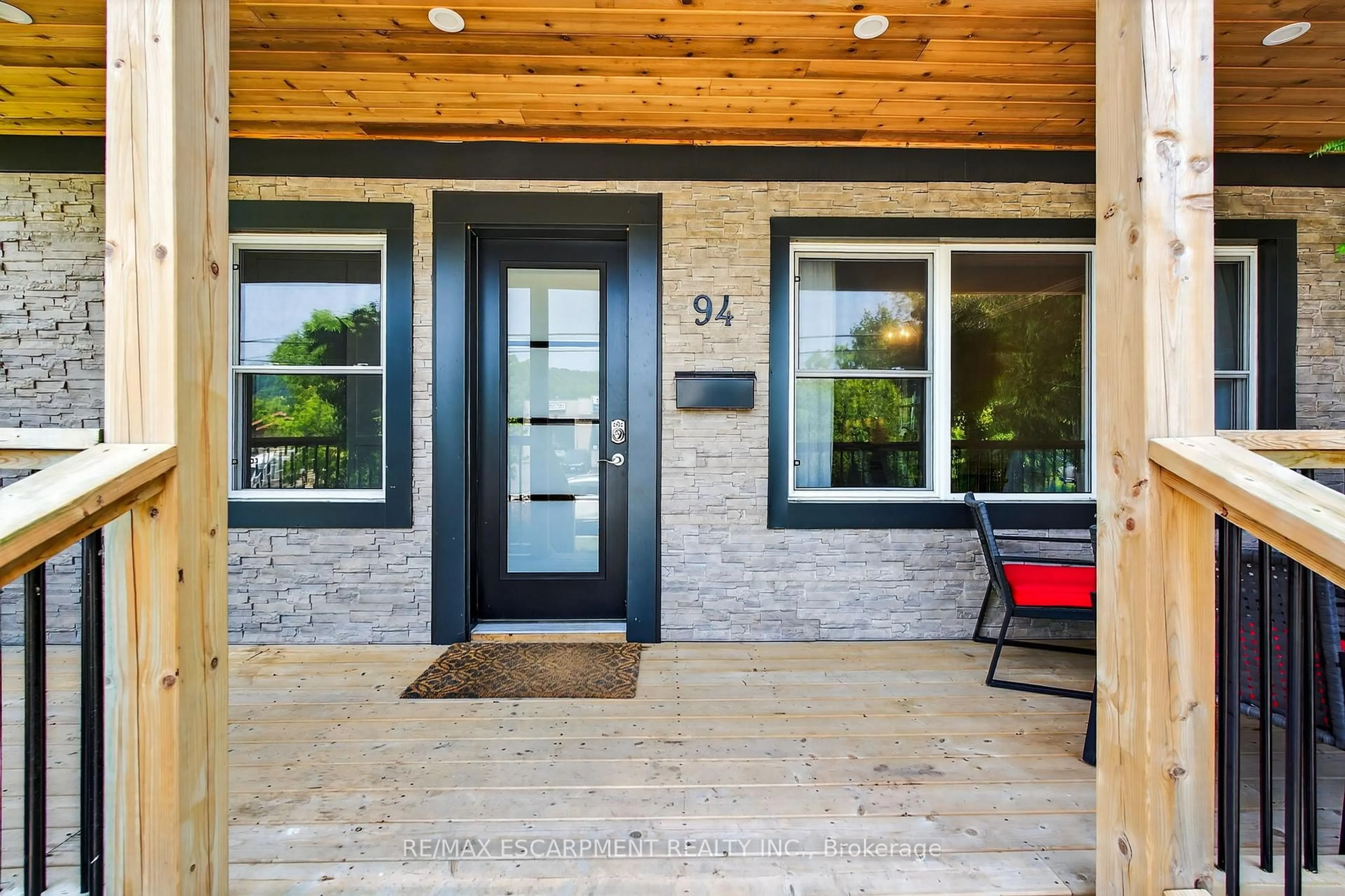 Indoor entryway for 94 Mercer St, Hamilton Ontario L9H 2N6