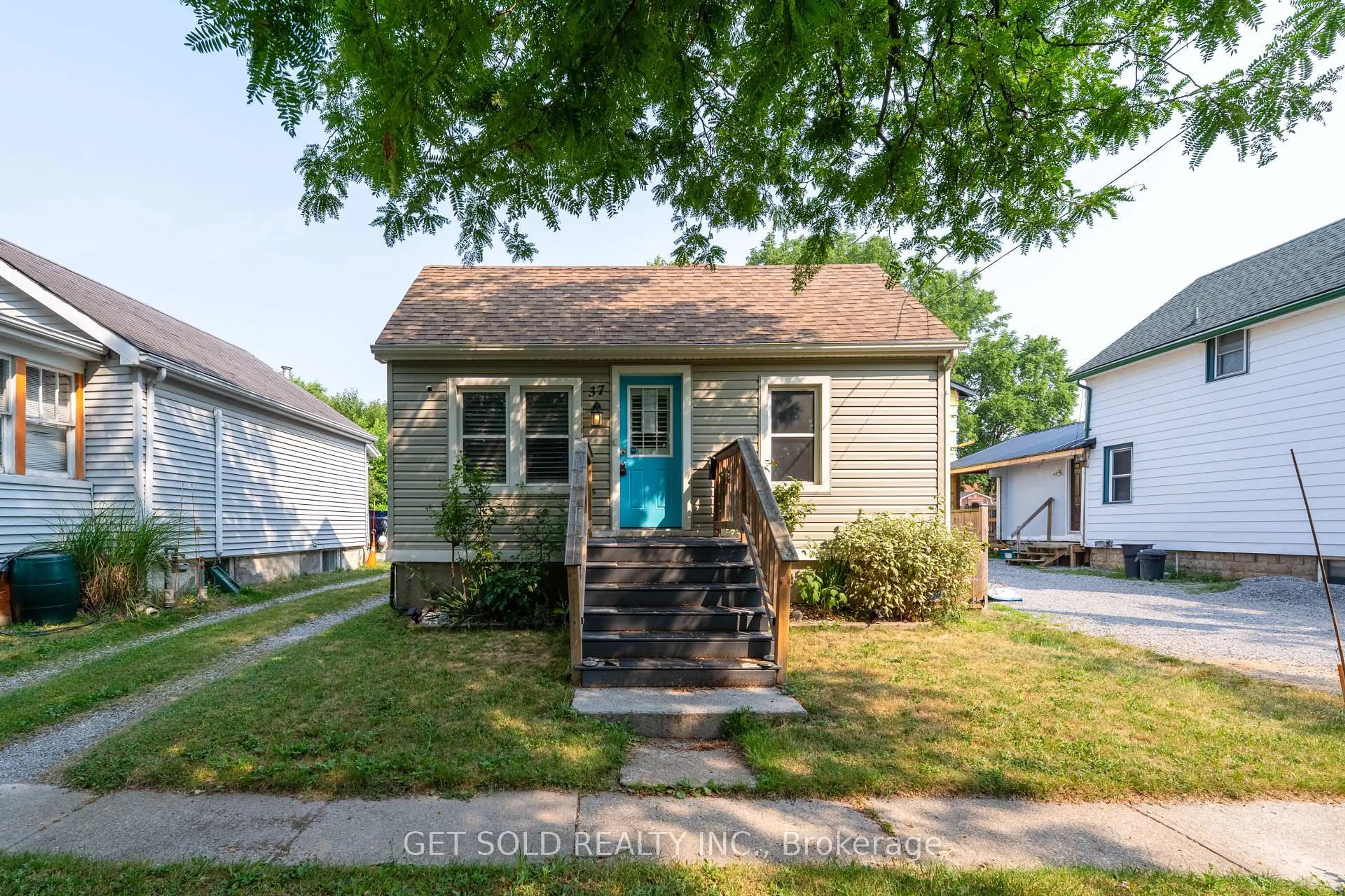 Home with vinyl exterior material, street for 37 Maplecrest Ave, St. Catharines Ontario L2T 1A7