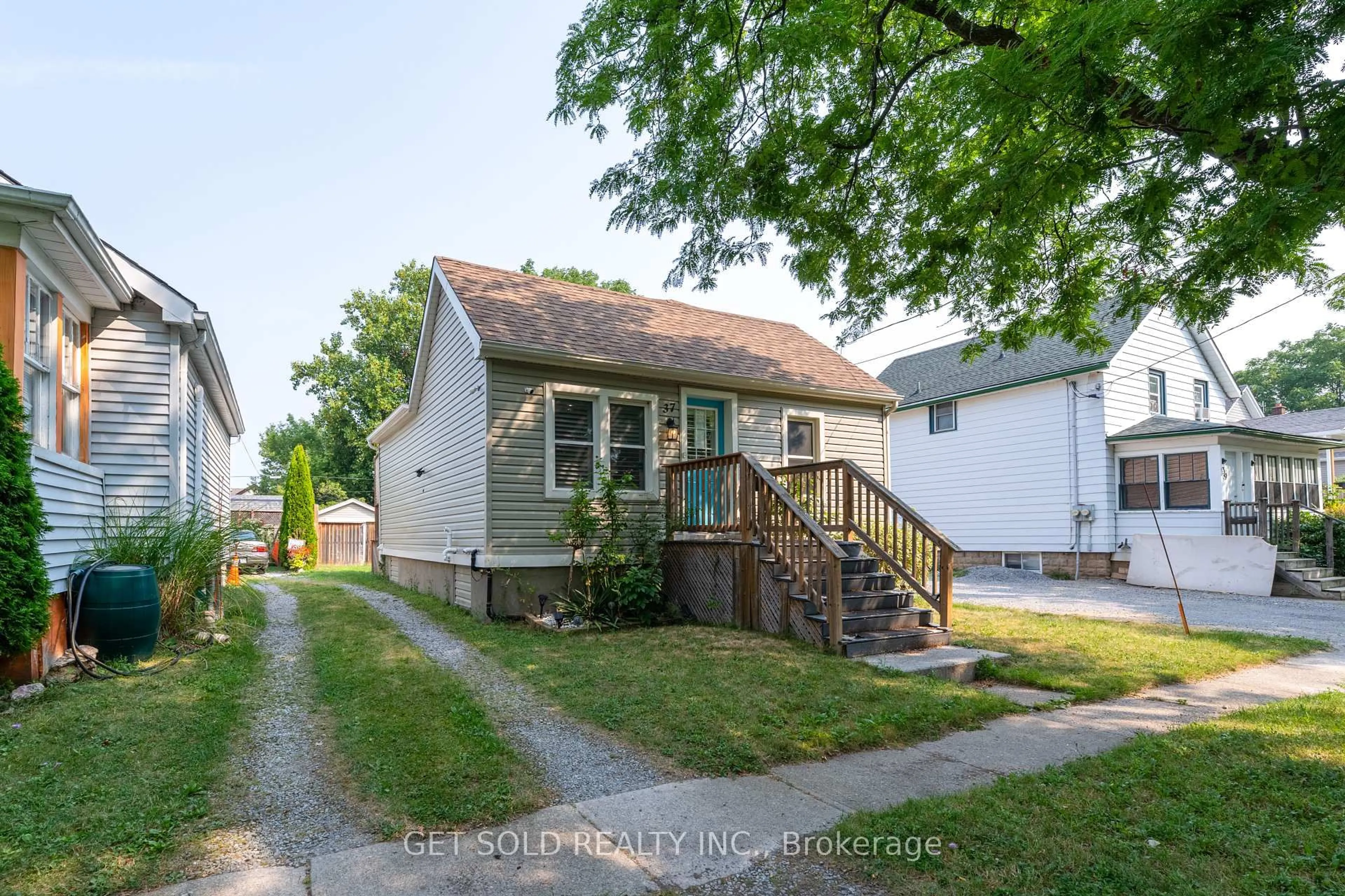 A pic from outside/outdoor area/front of a property/back of a property/a pic from drone, street for 37 Maplecrest Ave, St. Catharines Ontario L2T 1A7