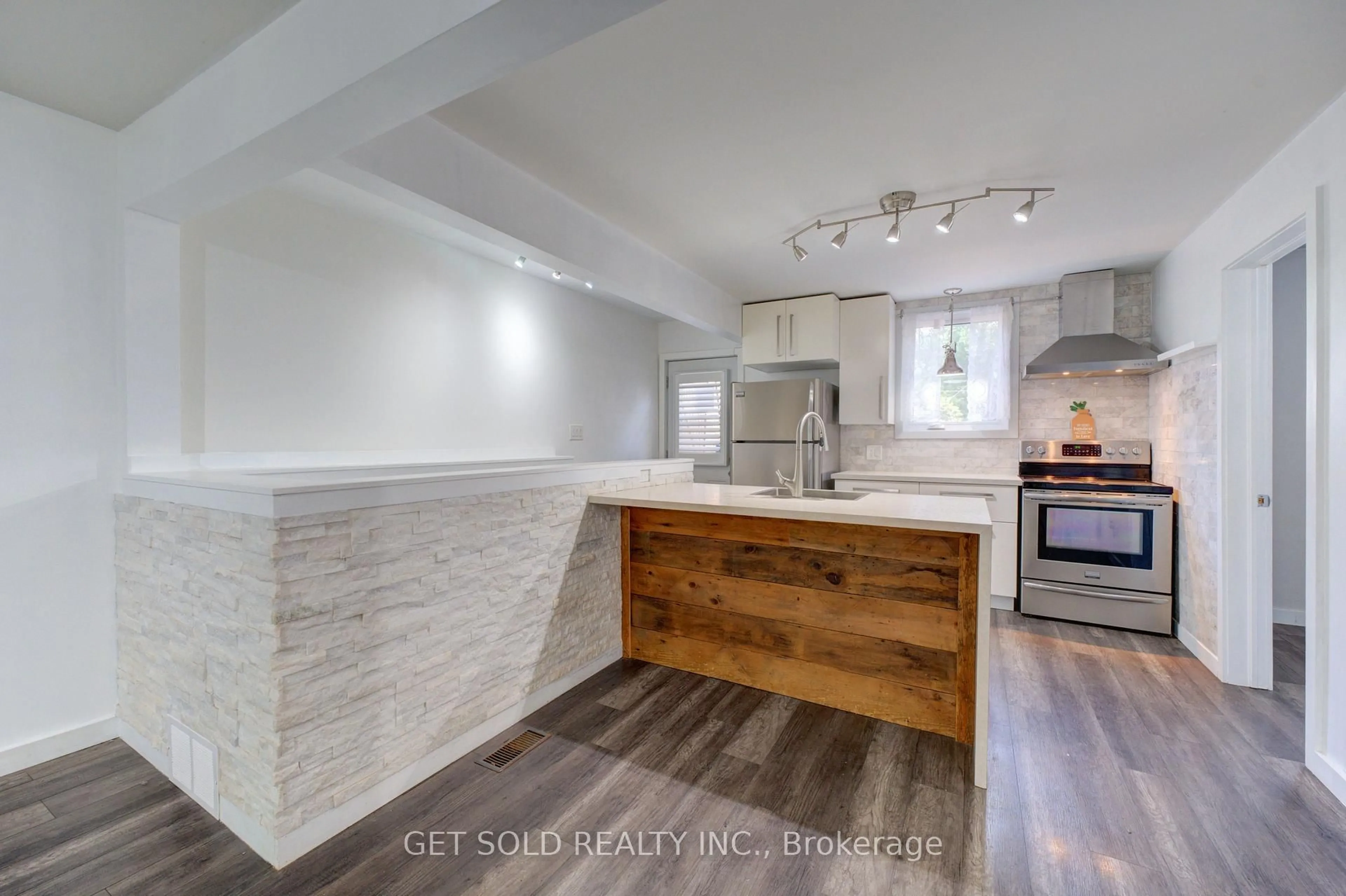 Open concept kitchen, unknown for 37 Maplecrest Ave, St. Catharines Ontario L2T 1A7