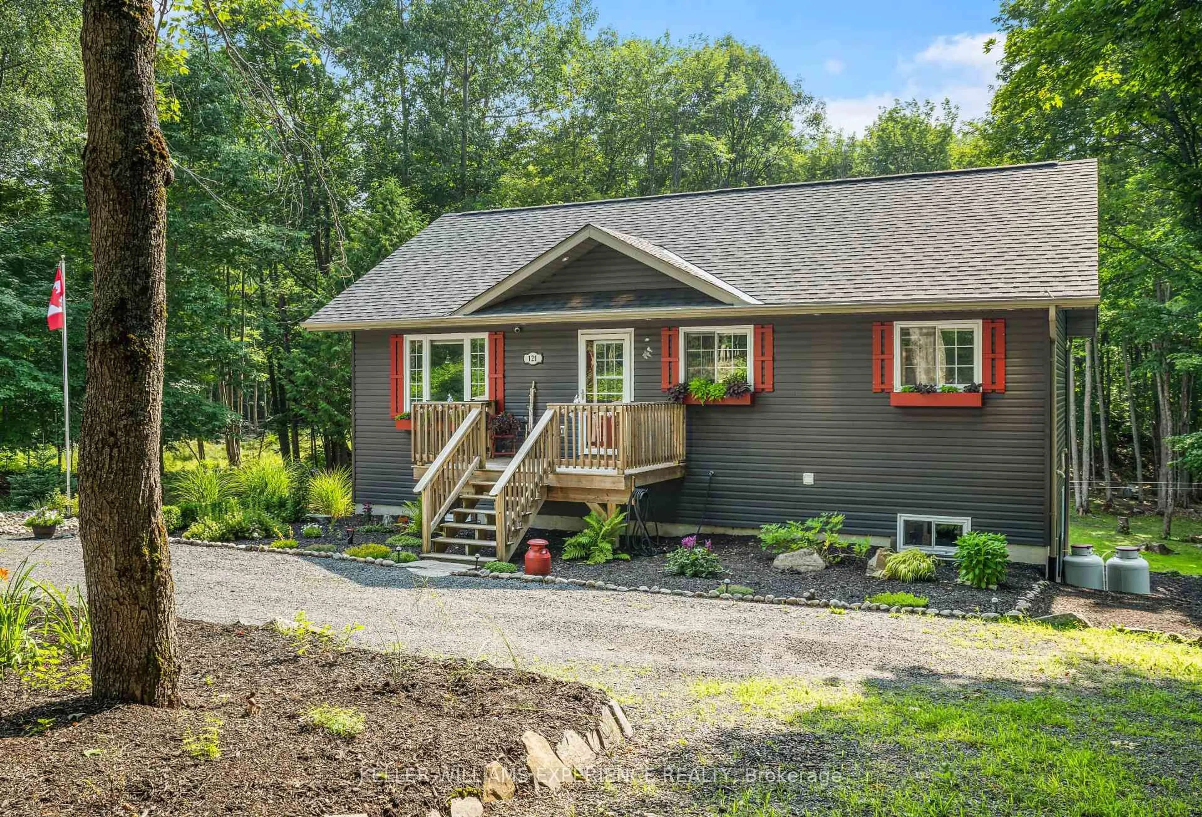 Home with vinyl exterior material, unknown for 121 Yonge St, Huntsville Ontario P1H 1T8