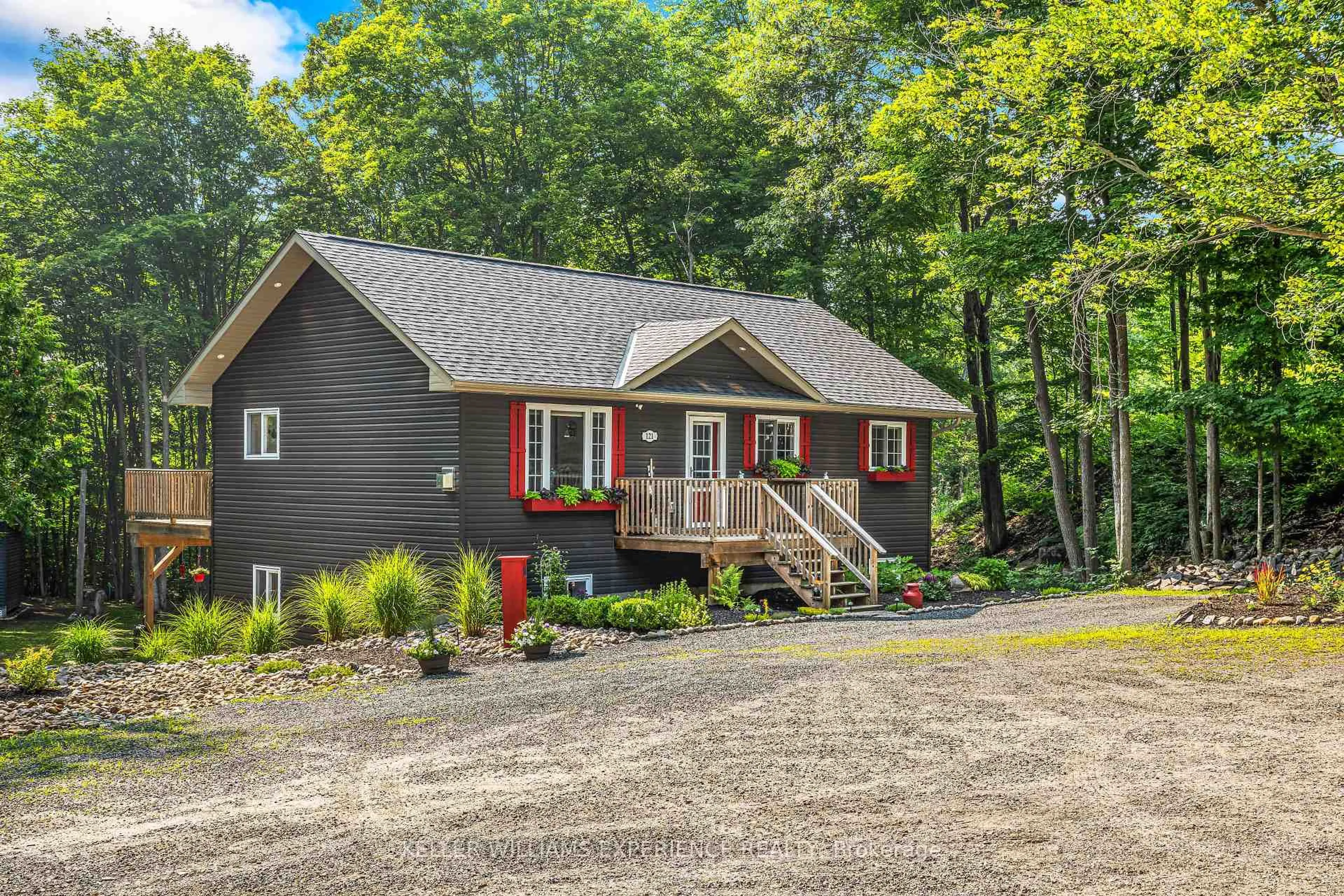 Home with vinyl exterior material, unknown for 121 Yonge St, Huntsville Ontario P1H 1T8