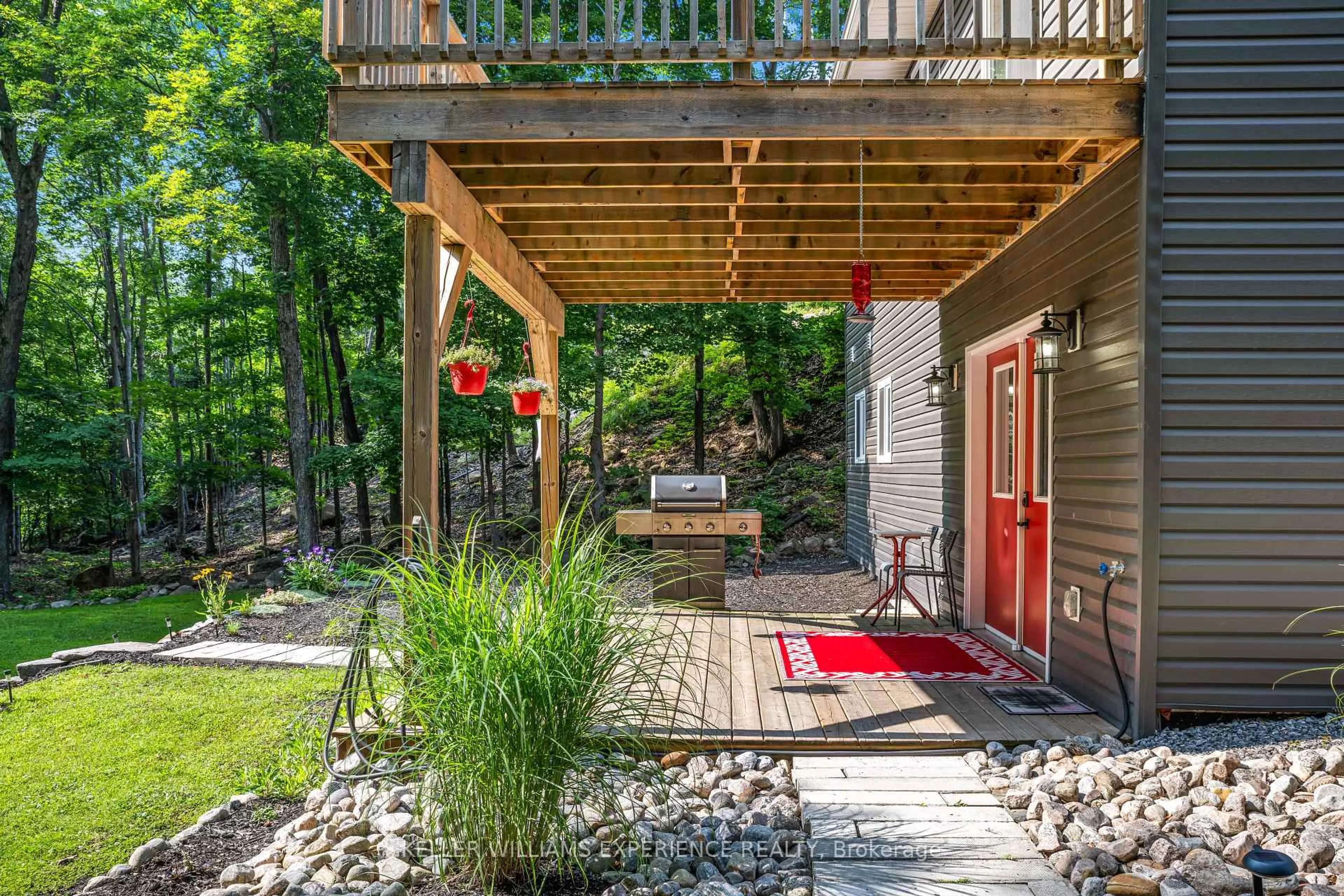 Patio, water/lake/river/ocean view for 121 Yonge St, Huntsville Ontario P1H 1T8
