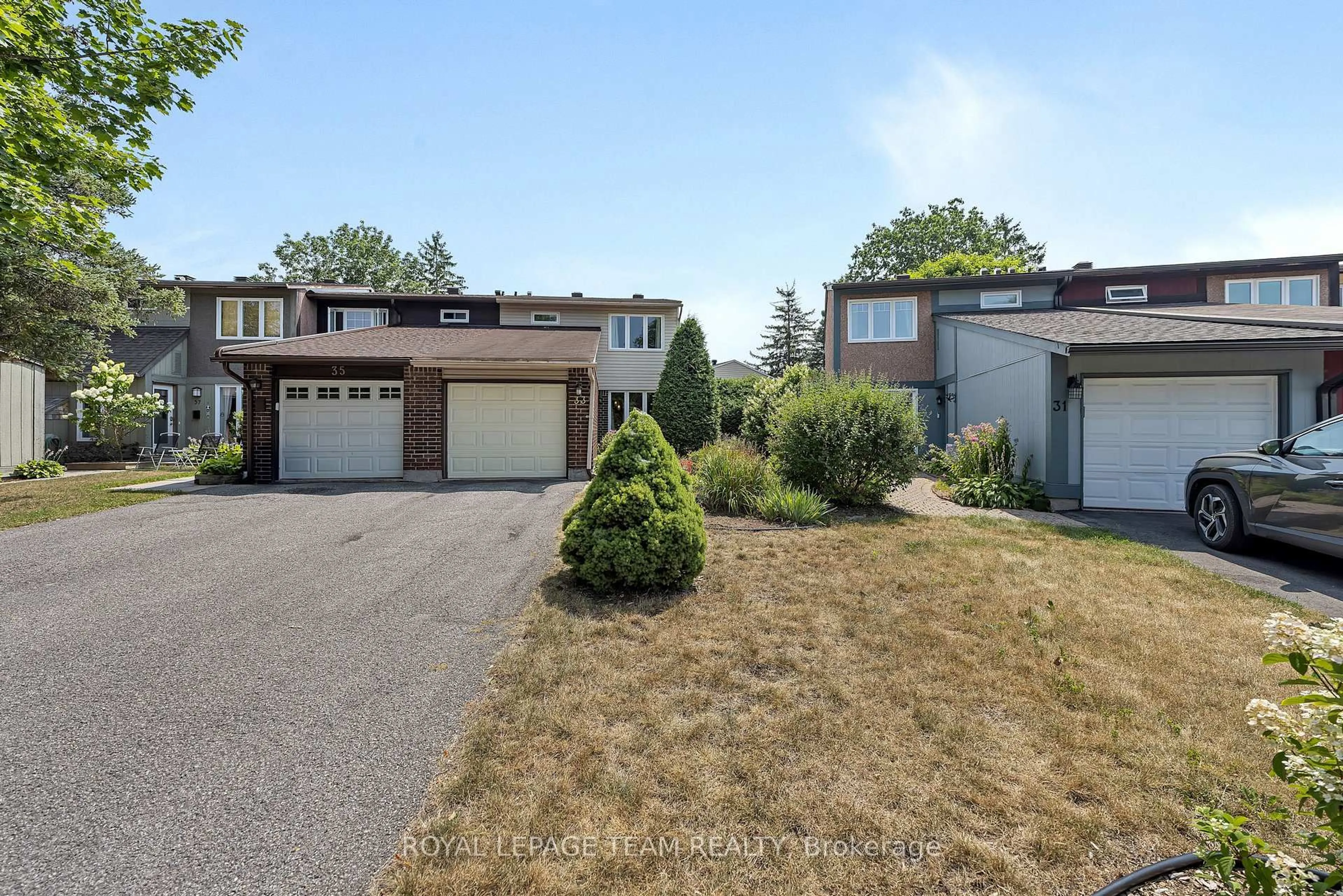 A pic from outside/outdoor area/front of a property/back of a property/a pic from drone, street for 33 Penfield Dr, Ottawa Ontario K2K 1L9