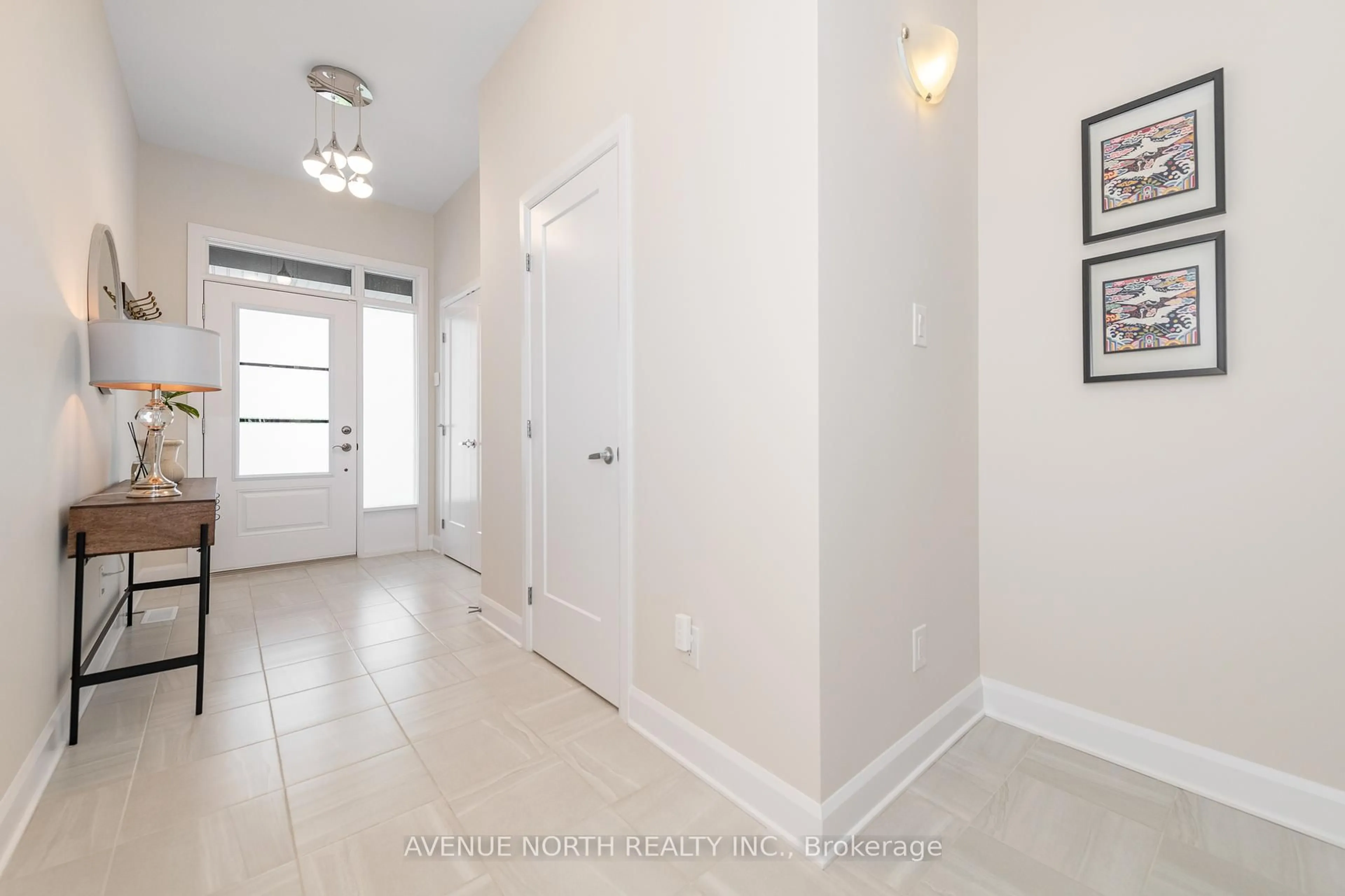 Indoor entryway for 121 ANGELONIA Cres, Ottawa Ontario K1T 0Y5