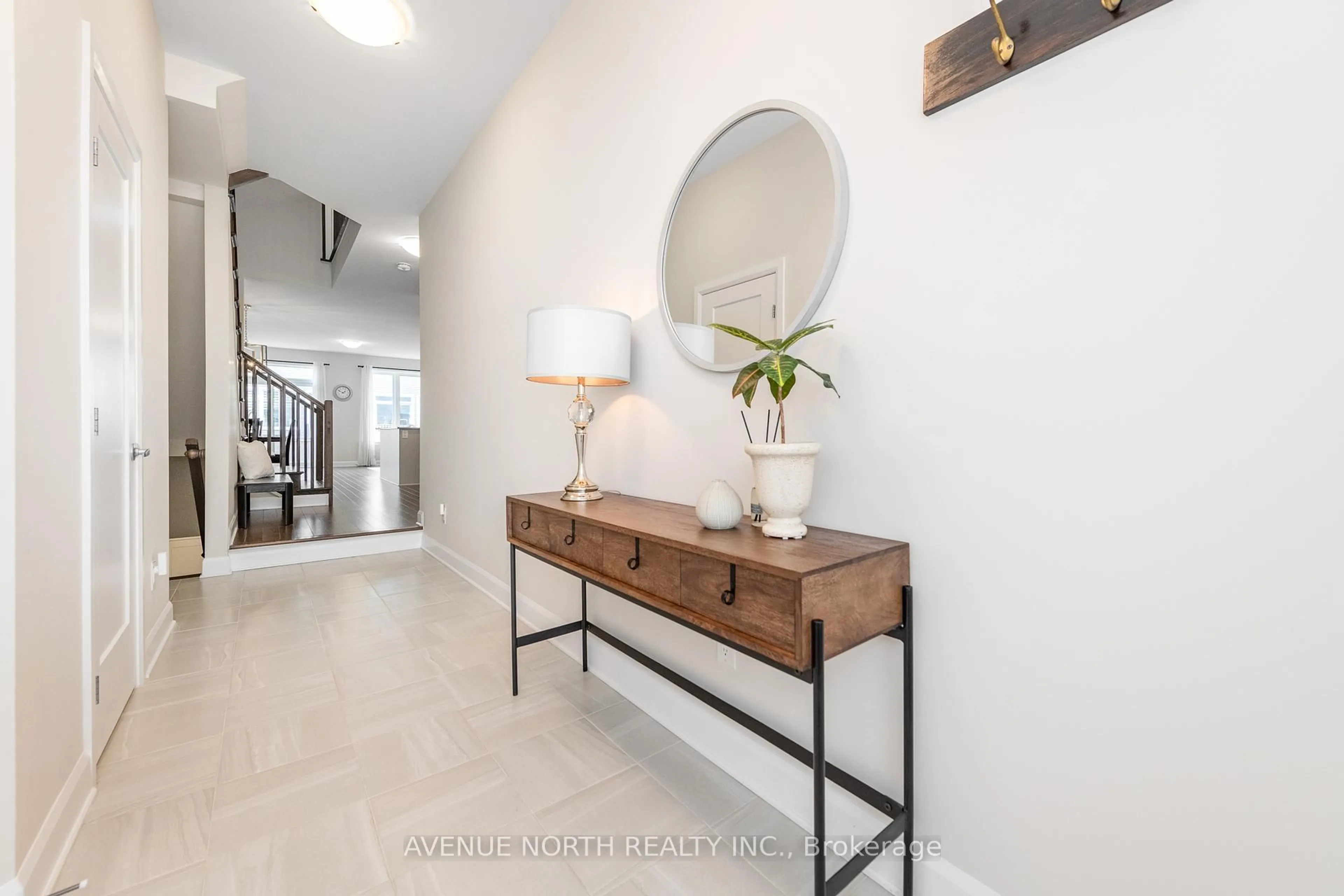 Indoor entryway for 121 ANGELONIA Cres, Ottawa Ontario K1T 0Y5