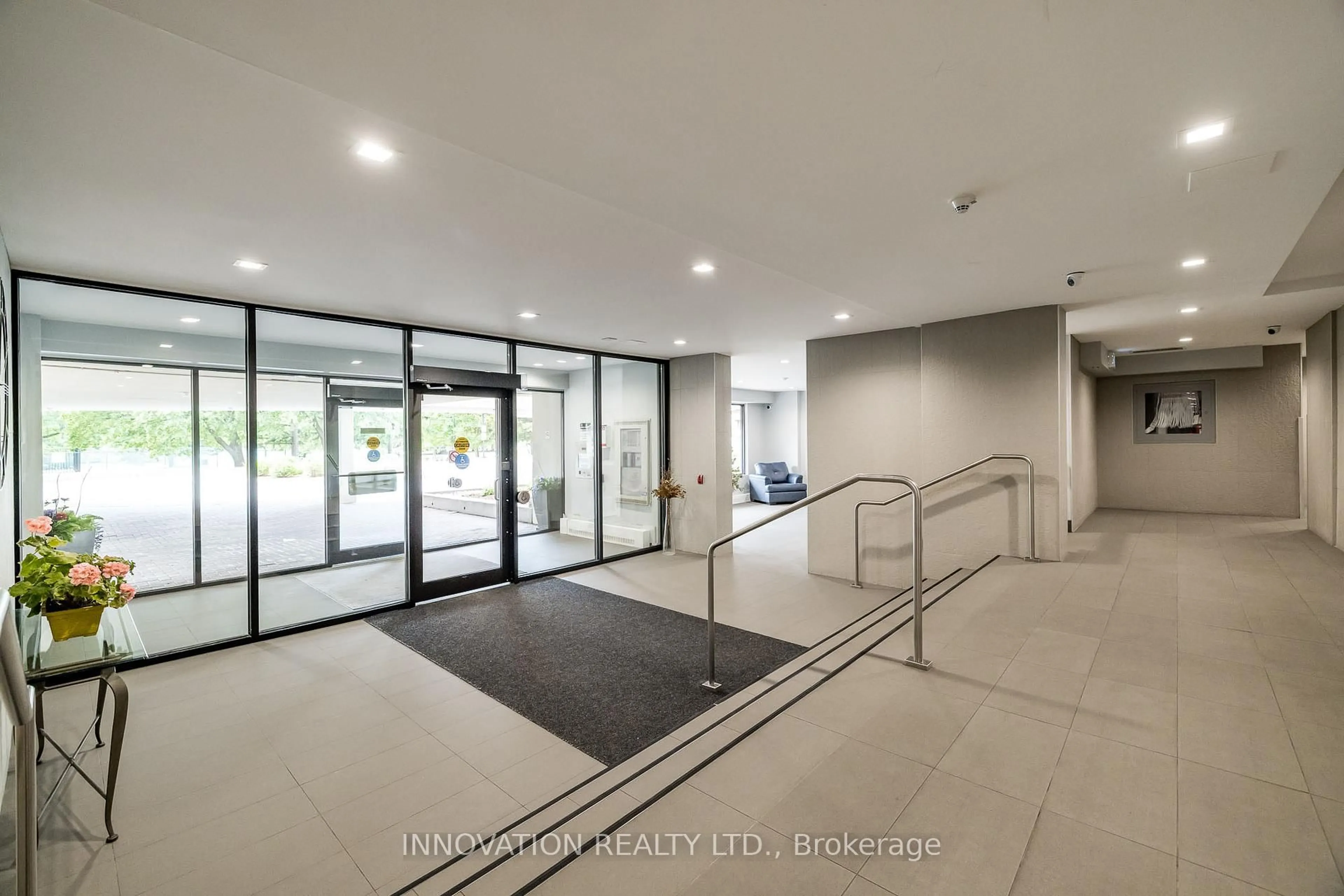 Indoor foyer for 665 Bathgate Dr #307, Ottawa Ontario K1K 3Y4