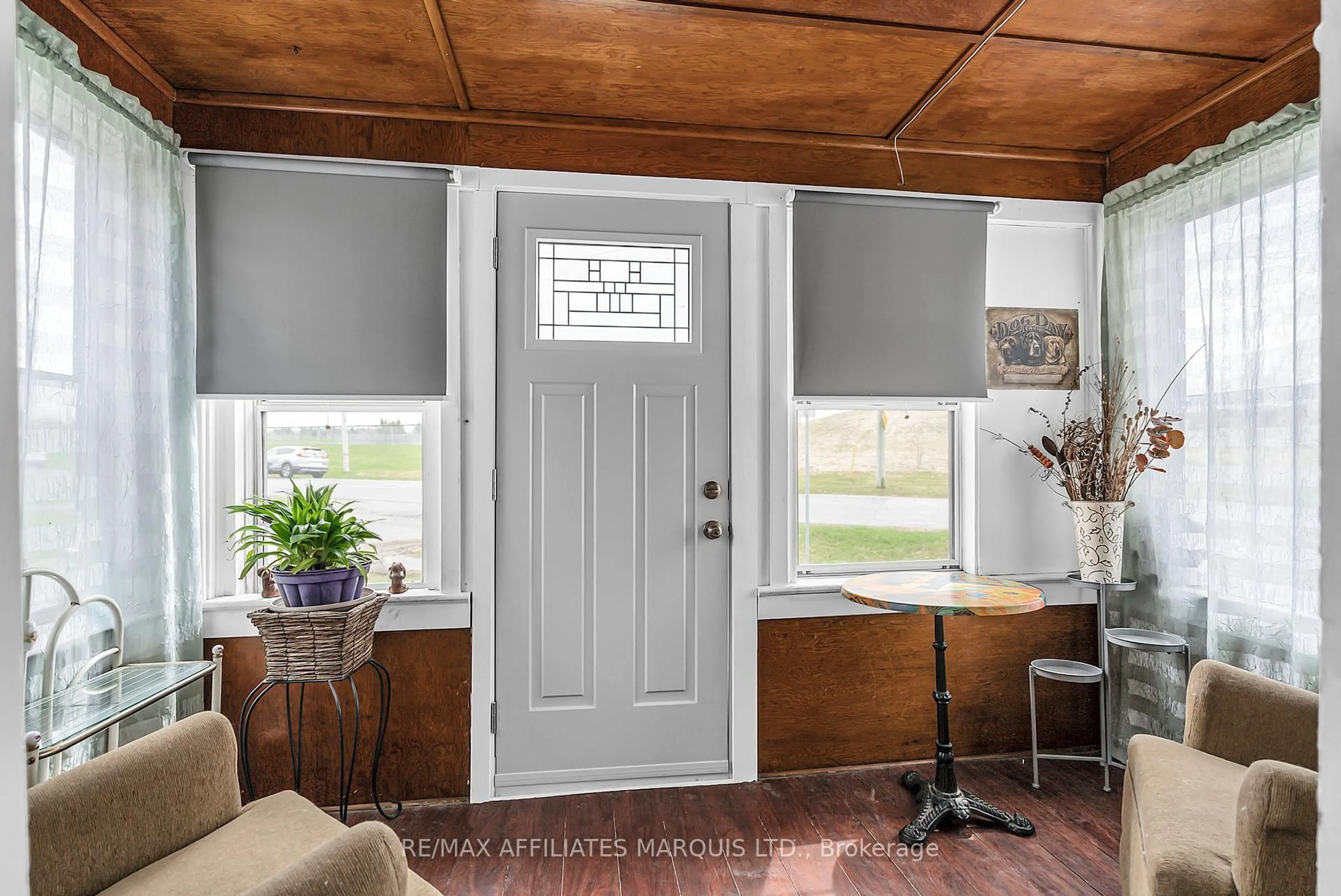 Indoor entryway for 99 & 99 1/2 Race St, Cornwall Ontario K6H 1G7