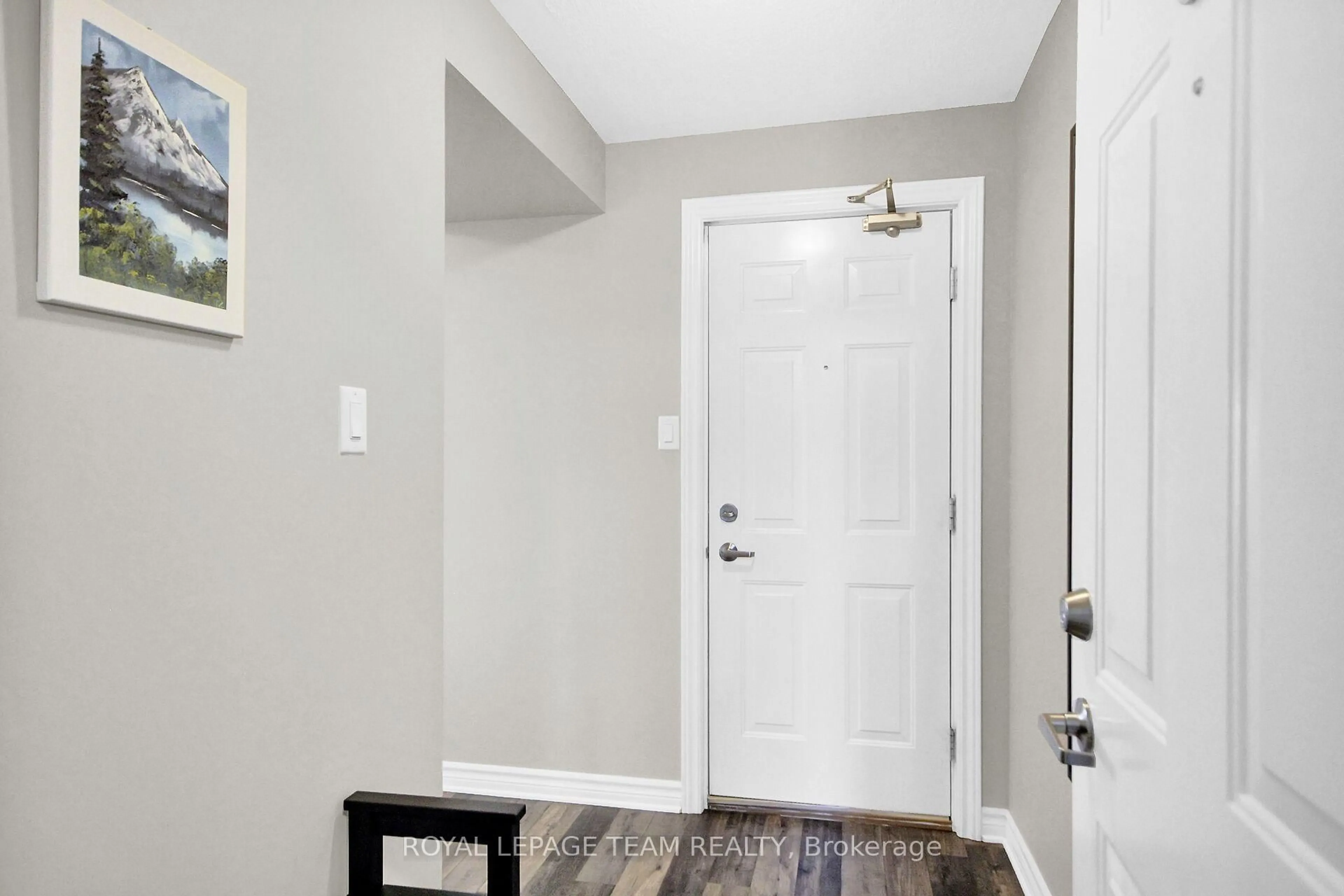 Indoor entryway for 46 Barnstone Dr #5, Ottawa Ontario K2G 4R6