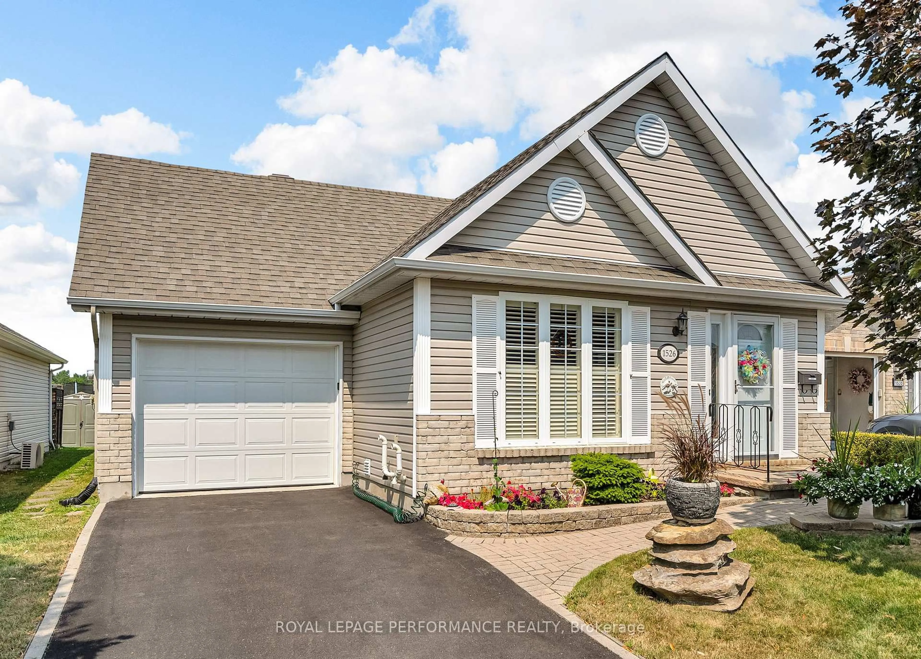 Home with vinyl exterior material, street for 1526 Frank Crt, Cornwall Ontario K6H 7N7