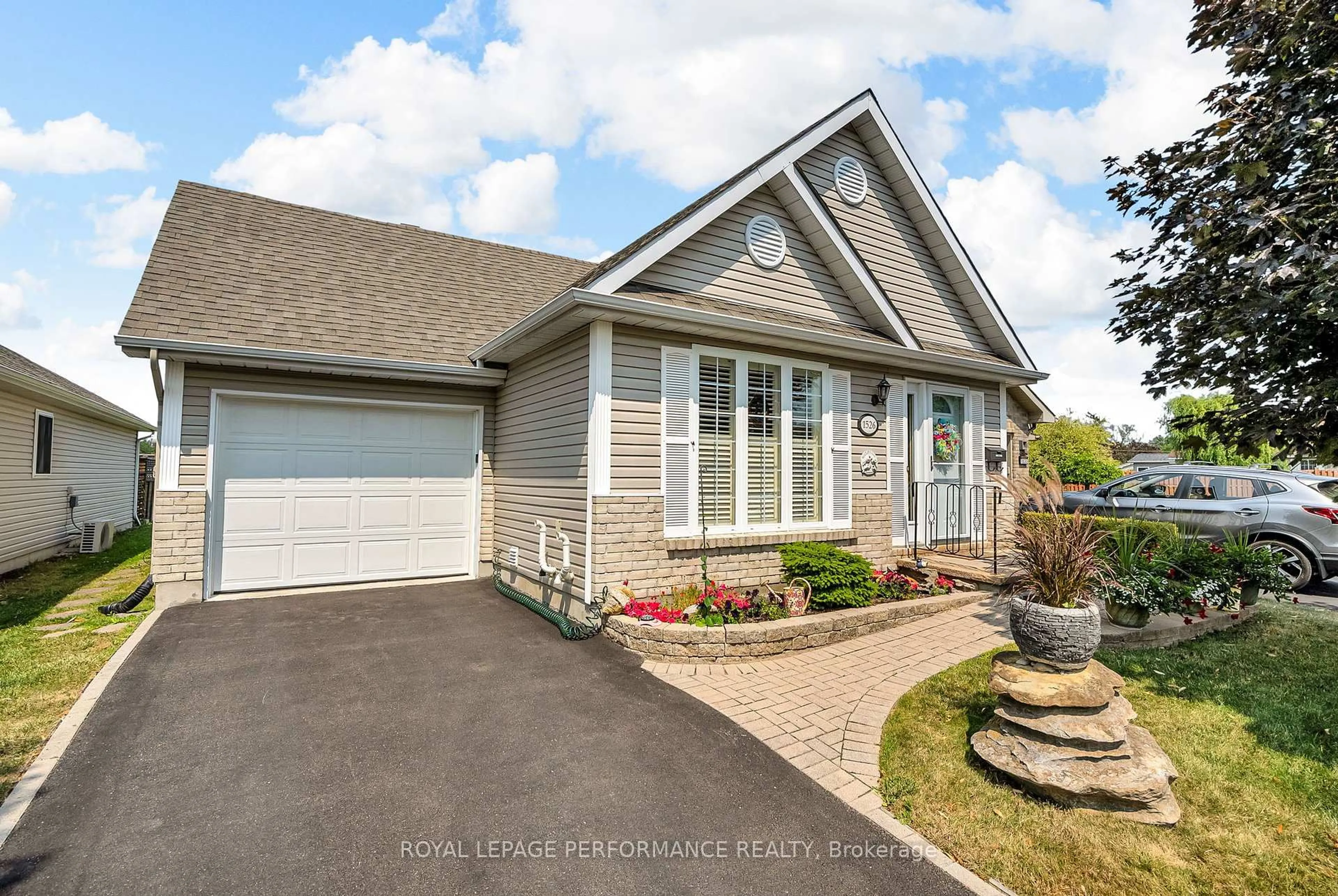 Home with vinyl exterior material, street for 1526 Frank Crt, Cornwall Ontario K6H 7N7