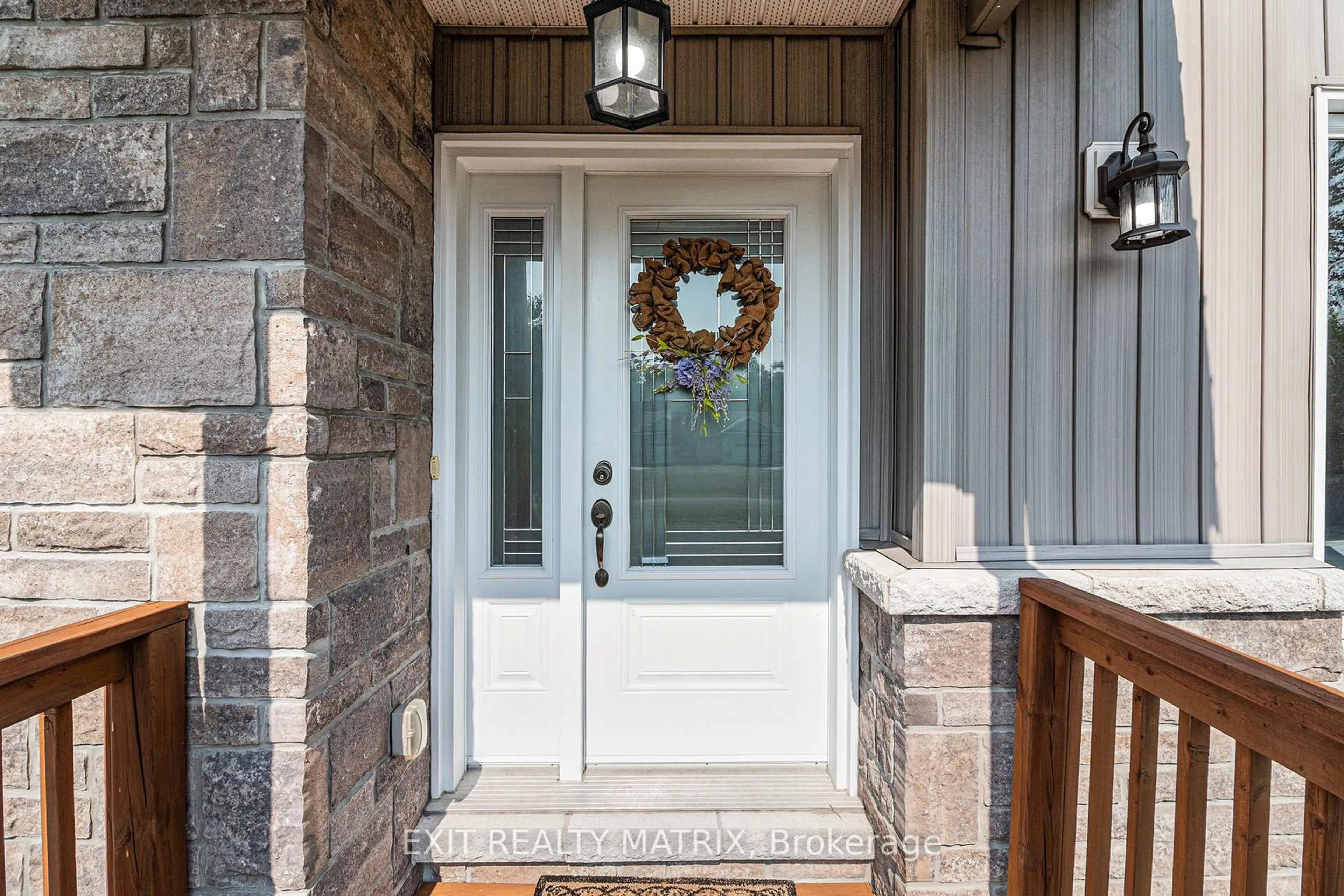 Indoor entryway for 1991 Thibault Crt, North Dundas Ontario K0C 1H0