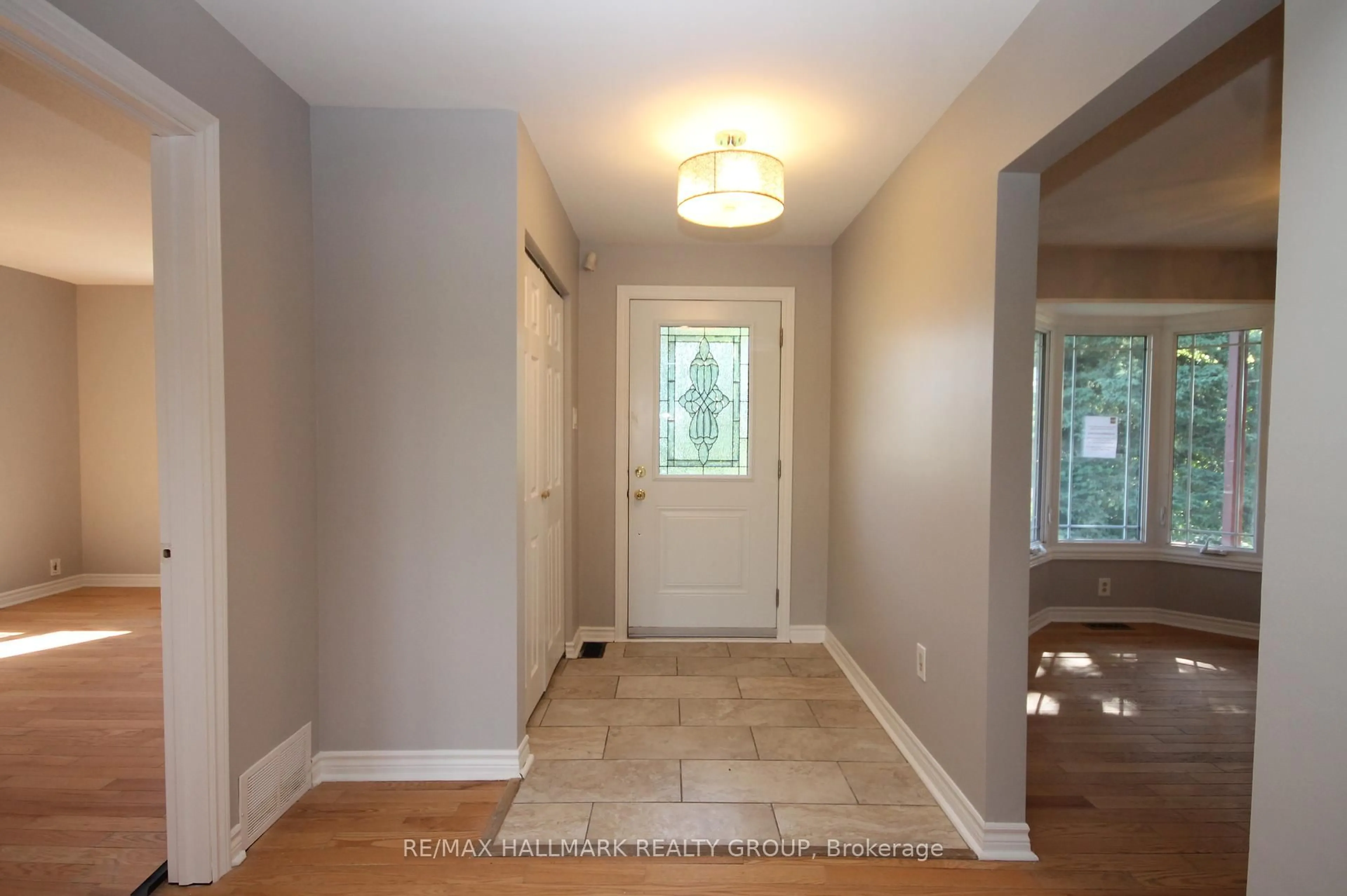 Indoor entryway for 1844 RIVER Rd, Ottawa Ontario K4M 1B4