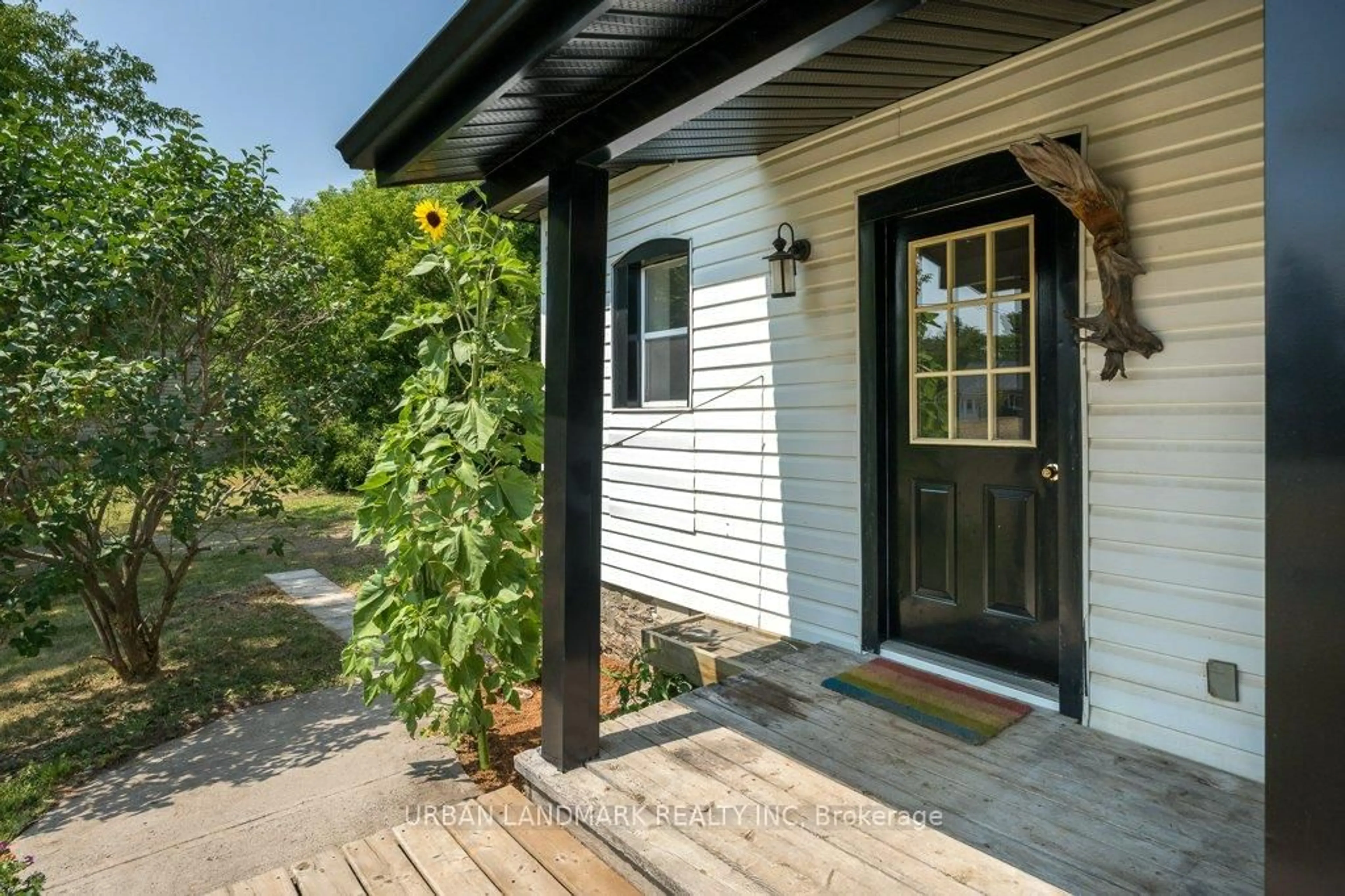 Indoor entryway for 40-42 St Peters St, Madoc Ontario K0K 2K0