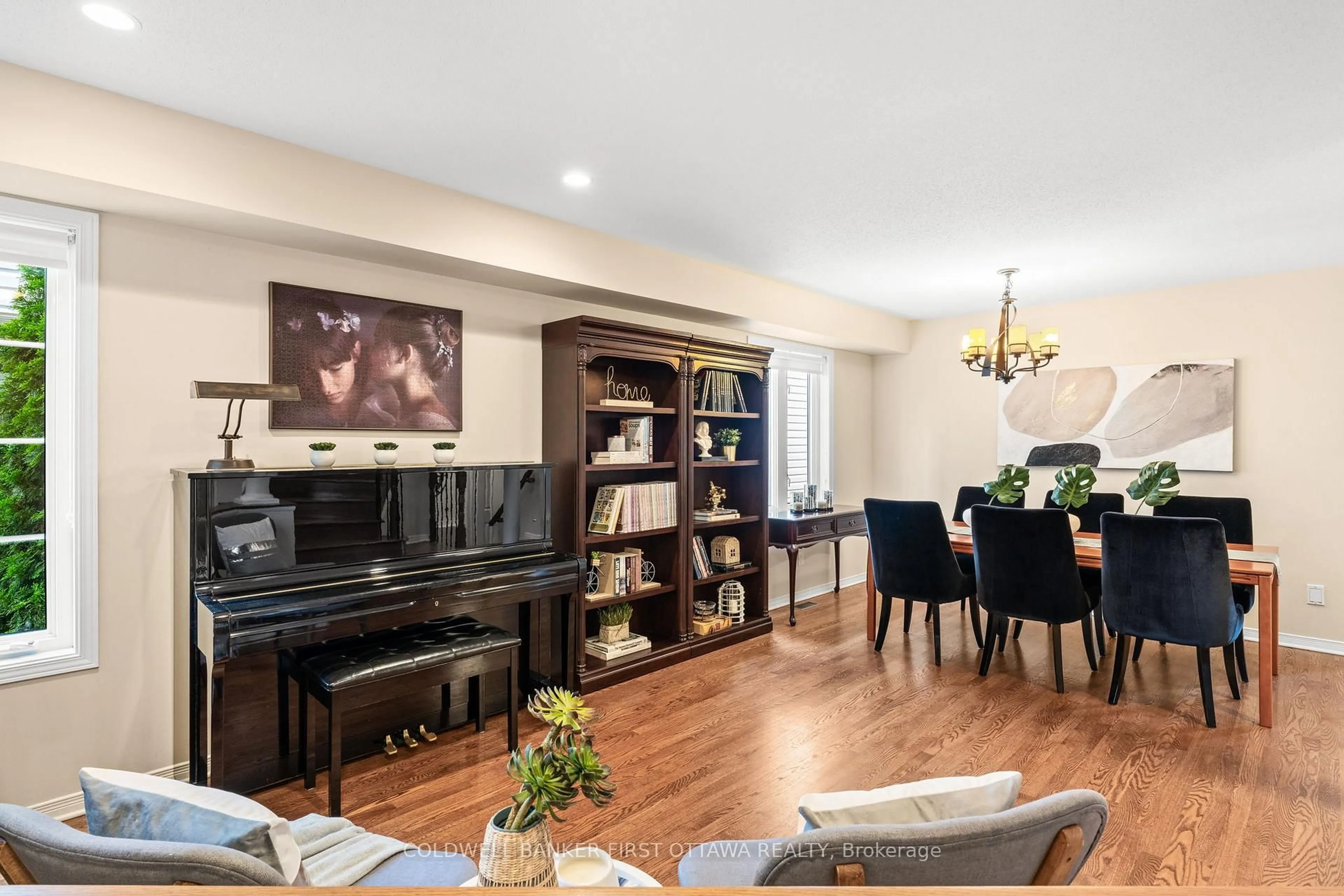 Living room with furniture, unknown for 260 SCOUT St, Ottawa Ontario K2C 4E6