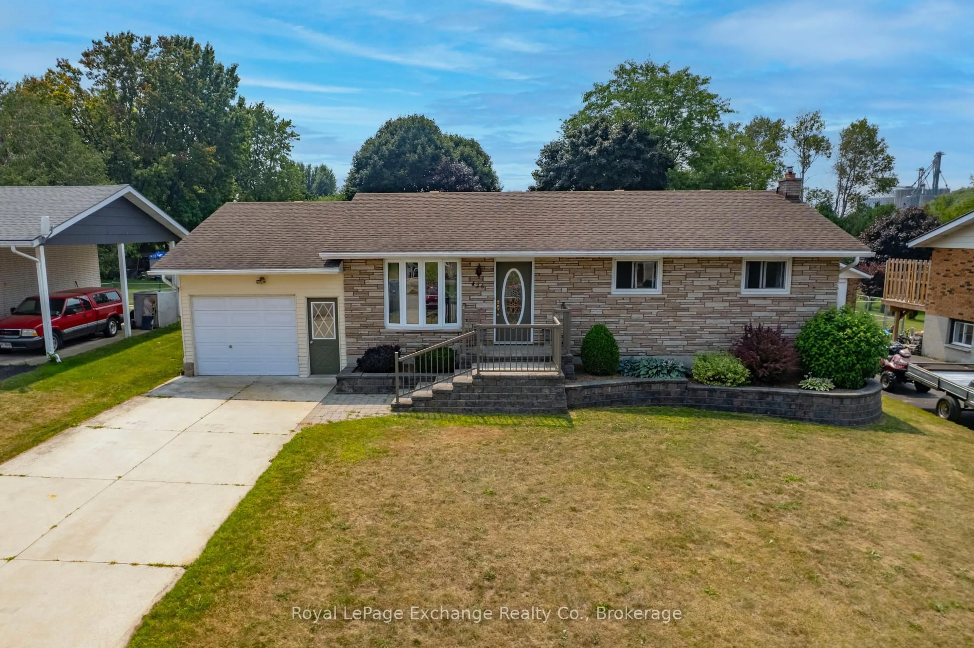 A pic from outside/outdoor area/front of a property/back of a property/a pic from drone, street for 426 Elgin St, Huron-Kinloss Ontario N0G 2H0