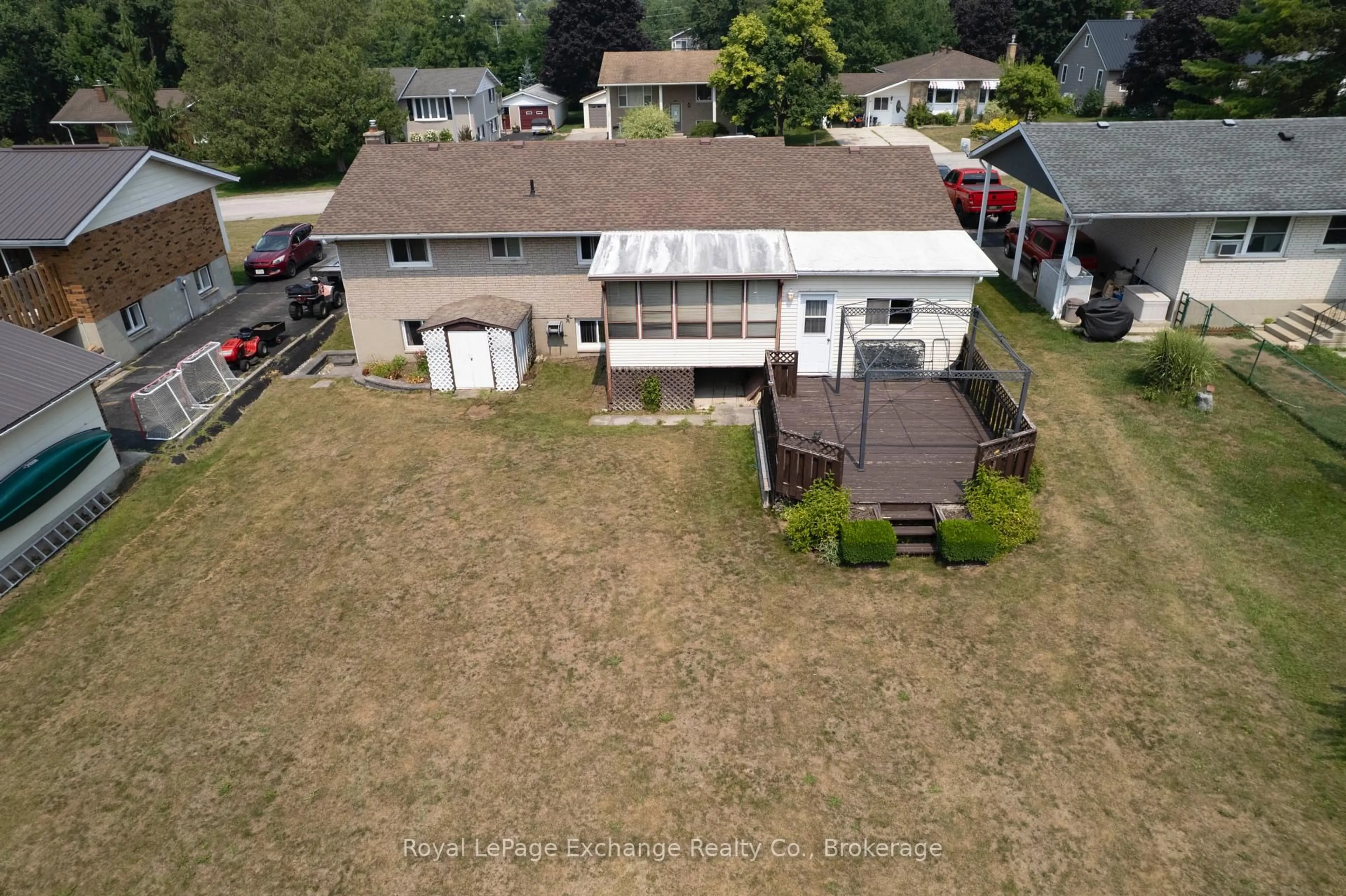 A pic from outside/outdoor area/front of a property/back of a property/a pic from drone, building for 426 Elgin St, Huron-Kinloss Ontario N0G 2H0