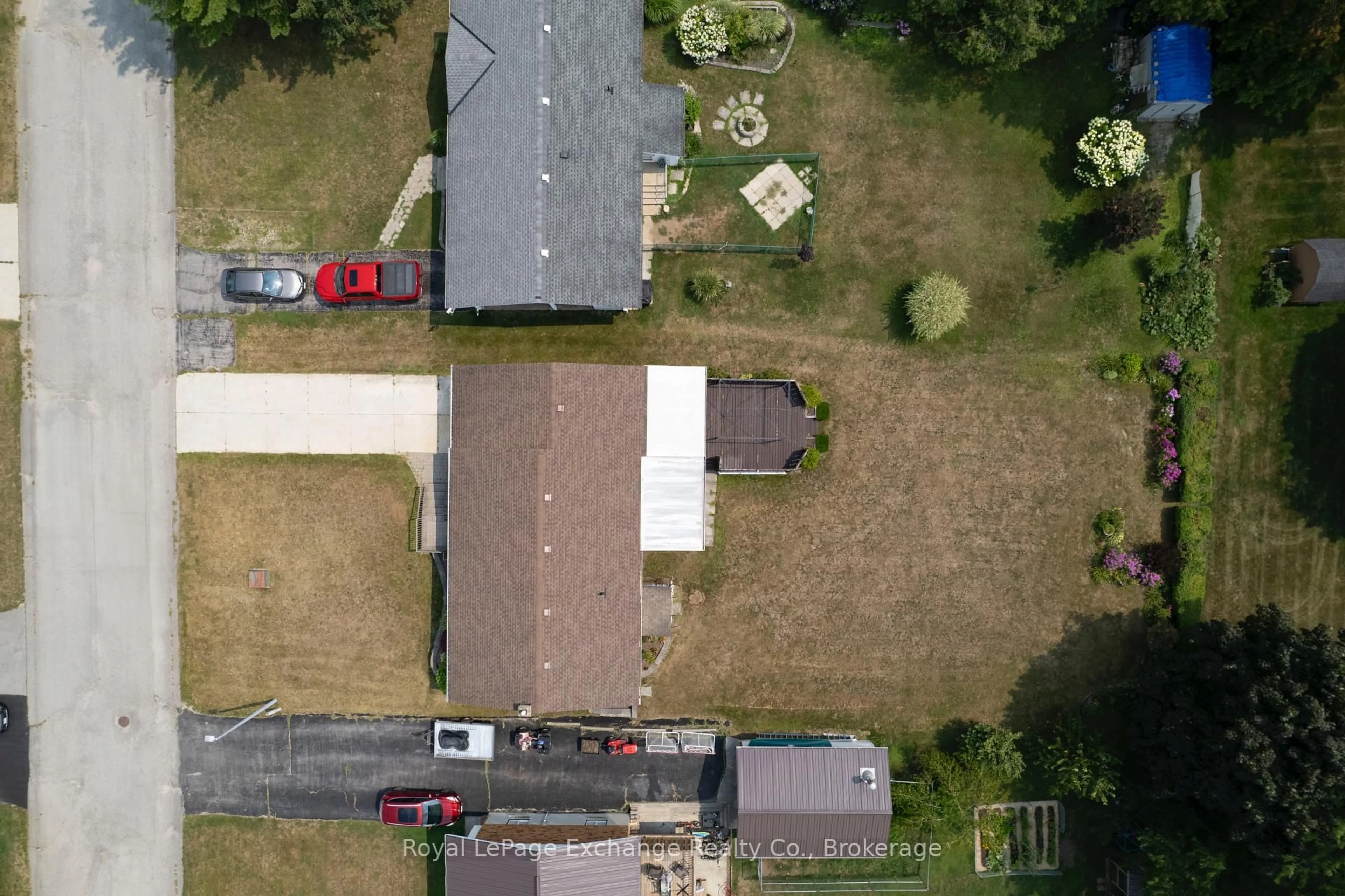 A pic from outside/outdoor area/front of a property/back of a property/a pic from drone, building for 426 Elgin St, Huron-Kinloss Ontario N0G 2H0
