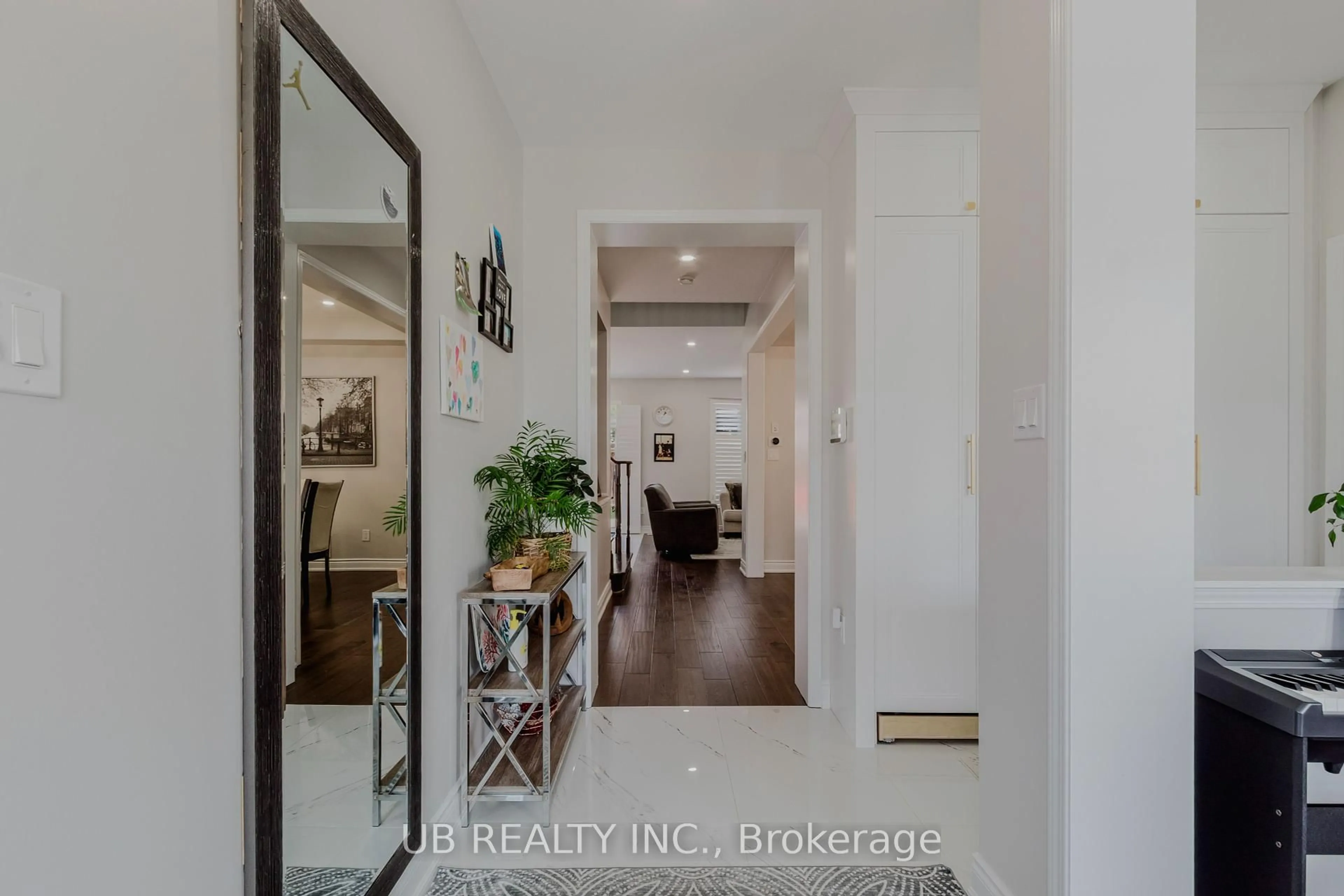 Indoor entryway for 8 Menzies St, Hamilton Ontario L0R 1C0