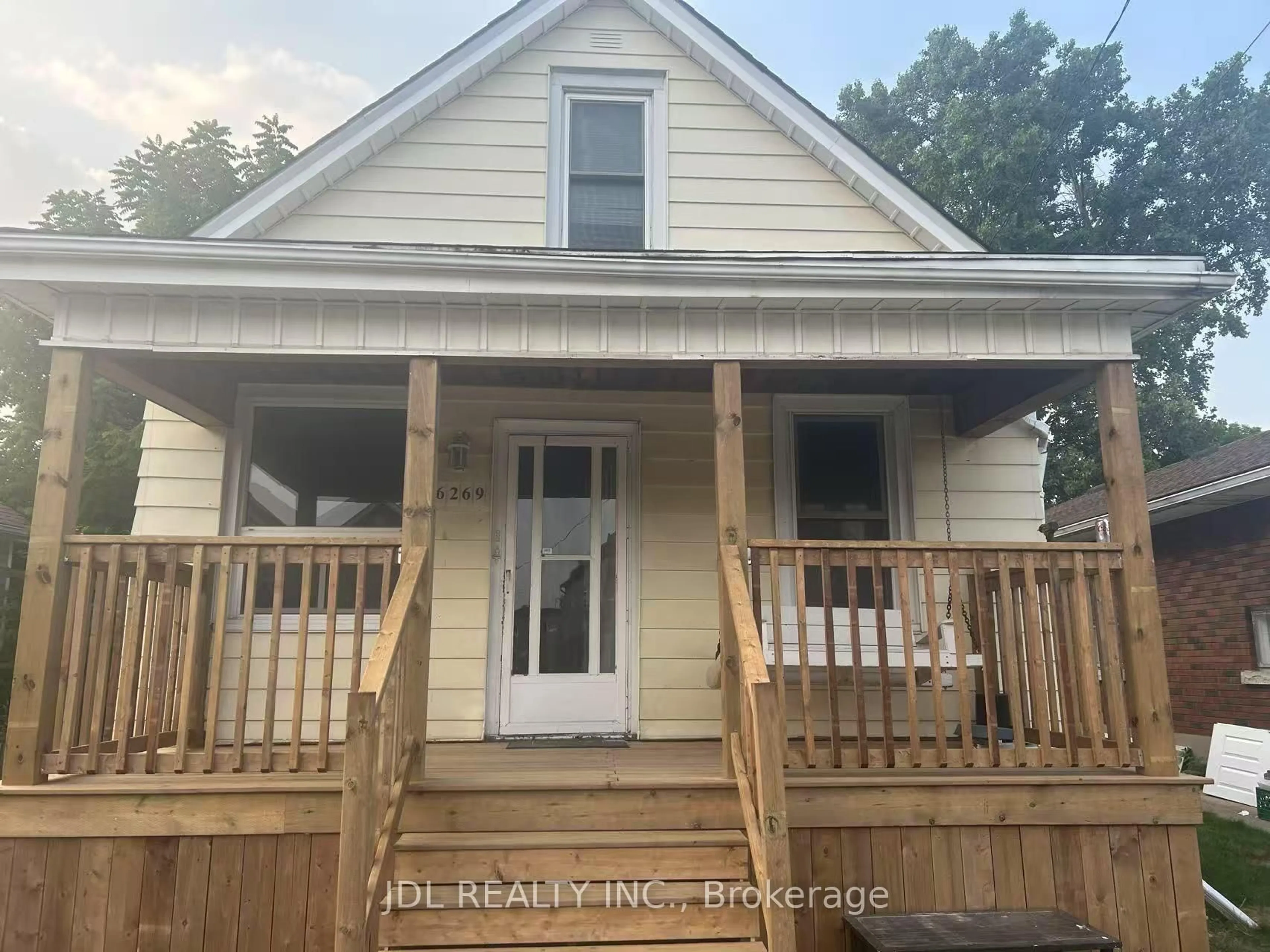 Home with vinyl exterior material, building for 6269 Ash St, Niagara Falls Ontario L2G 2H4