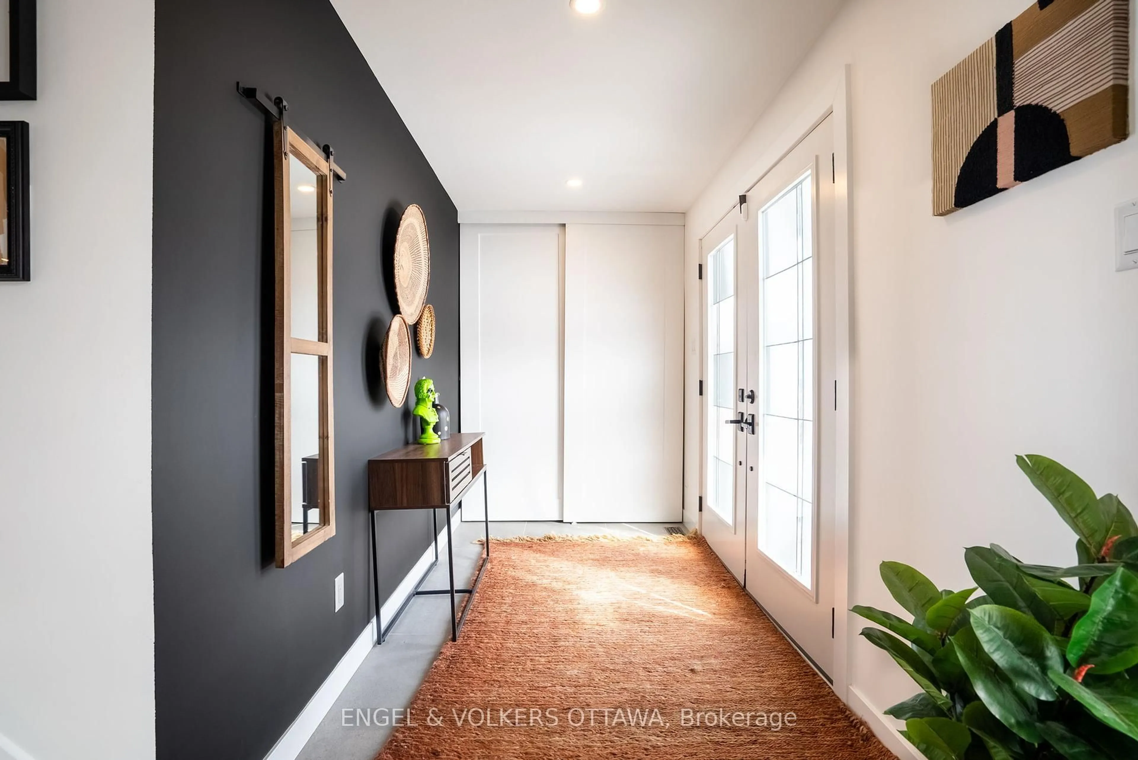 Indoor entryway for 8 Roselawn Crt, Ottawa Ontario K2G 4J2
