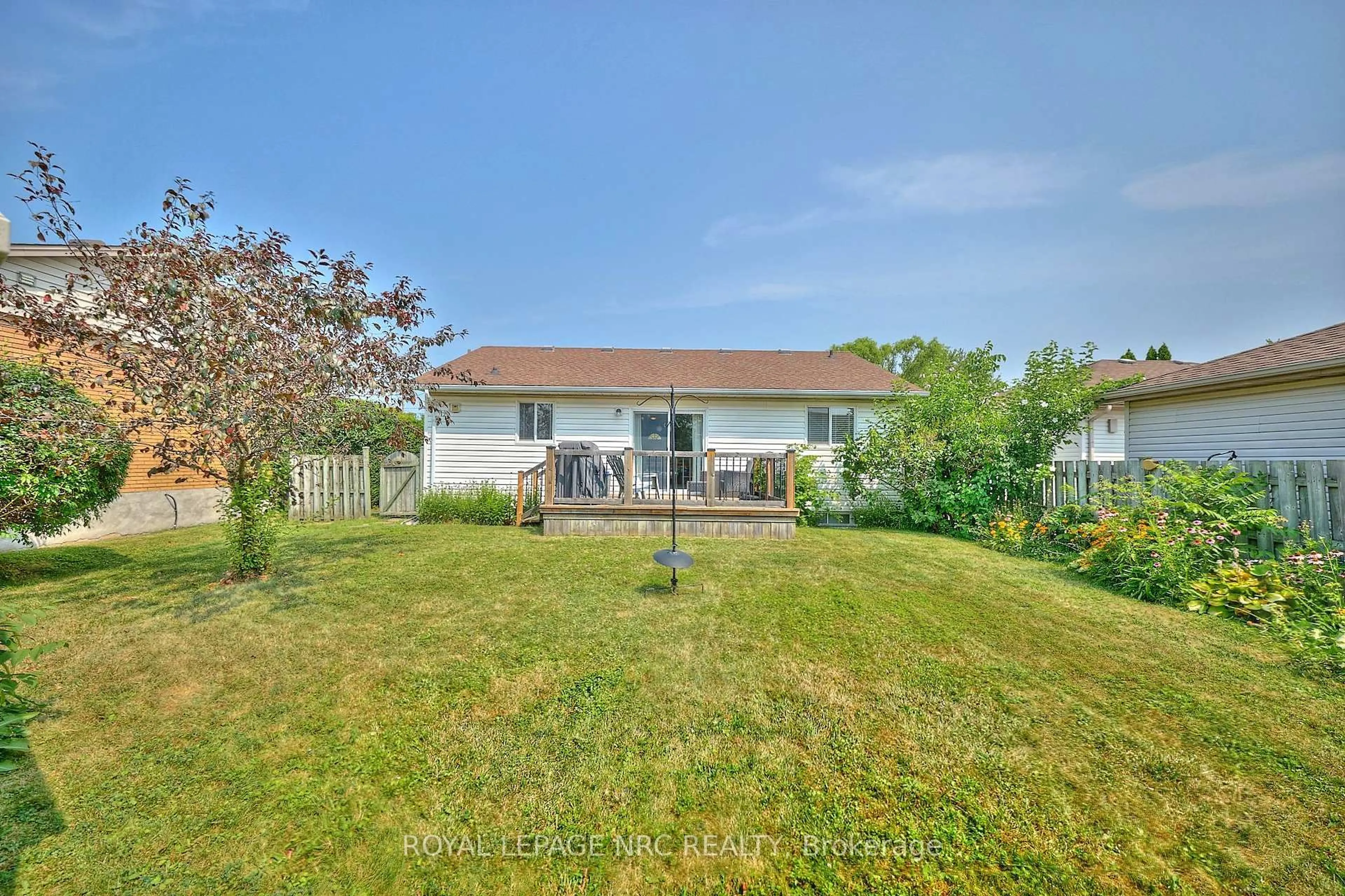 A pic from outside/outdoor area/front of a property/back of a property/a pic from drone, unknown for 7140 Ann St, Niagara Falls Ontario L2G 3E2
