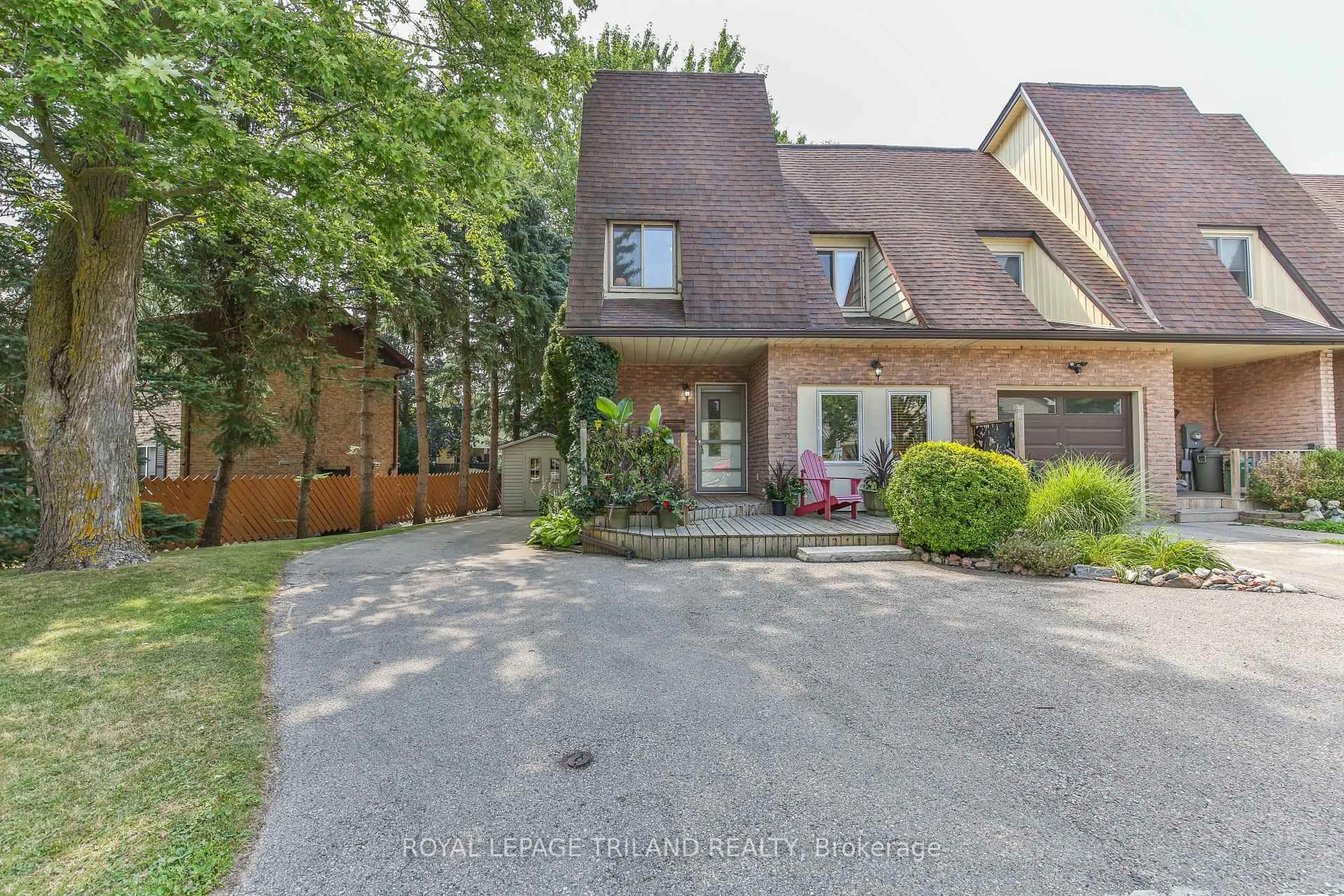 A pic from outside/outdoor area/front of a property/back of a property/a pic from drone, street for 2030 ALDERSBROOK Rd, London North Ontario N6G 3N3